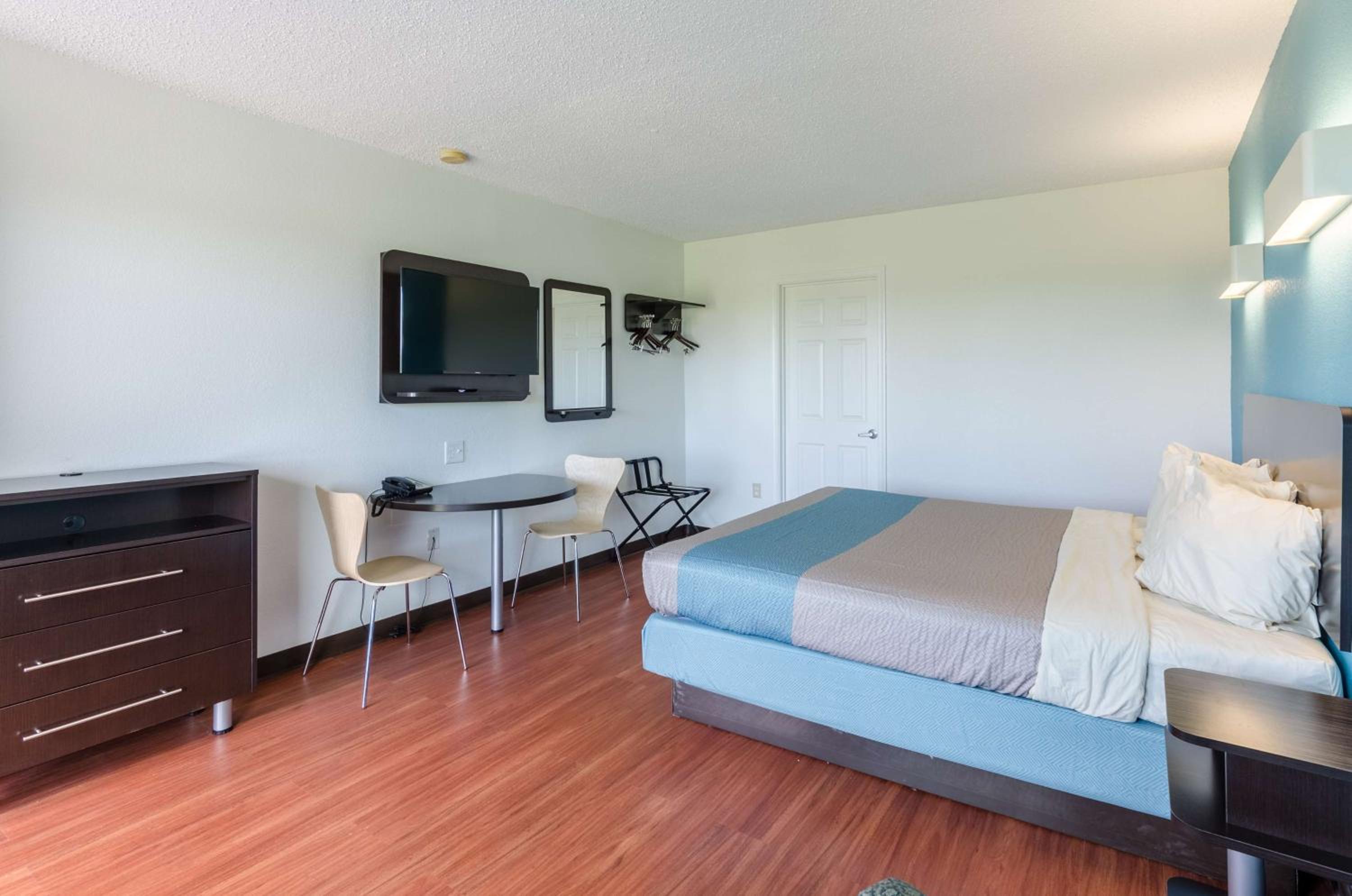 King Room - Non-Smoking - Photo 6