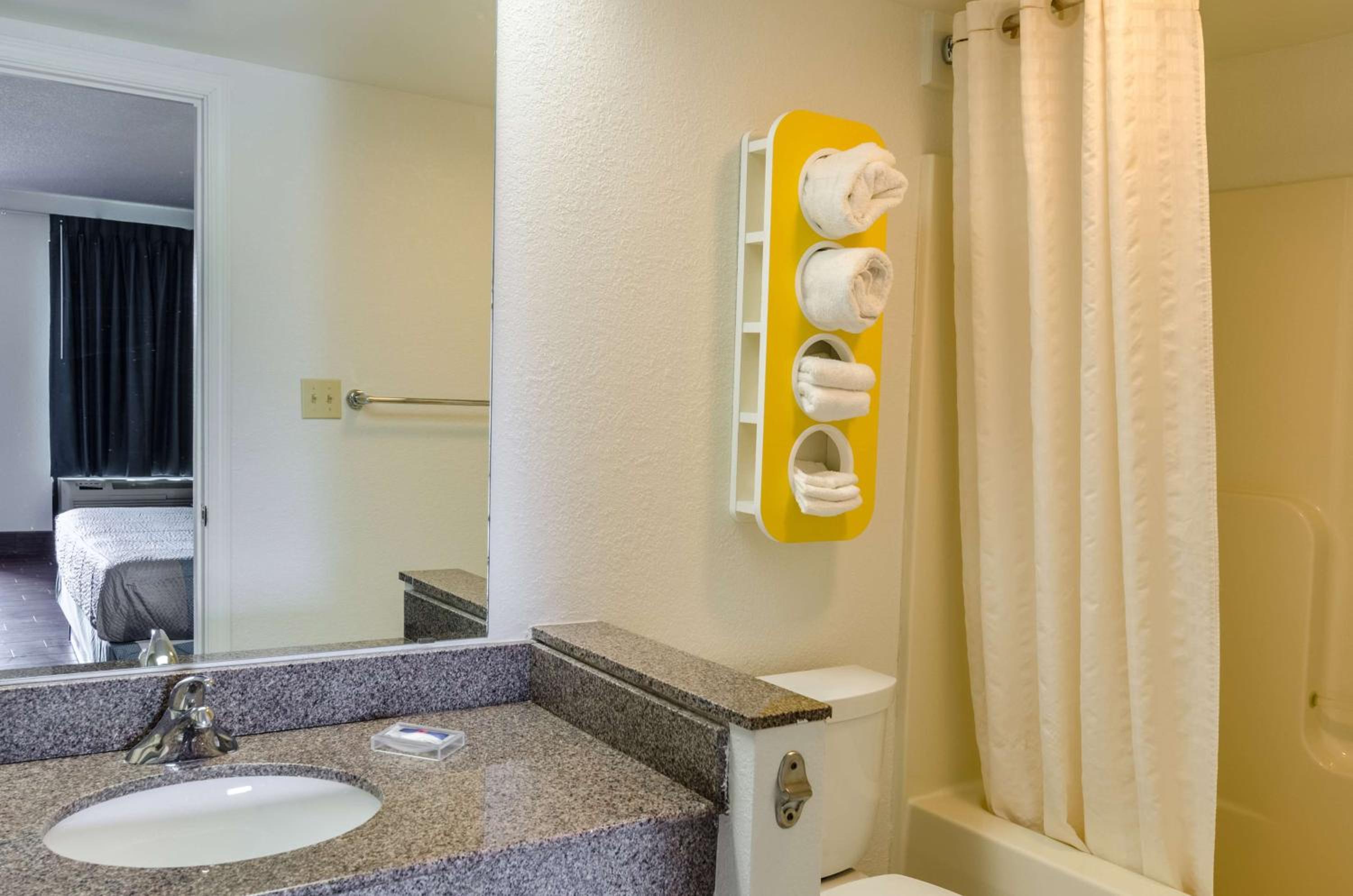 Quadruple Room - Non-Smoking - Photo 2