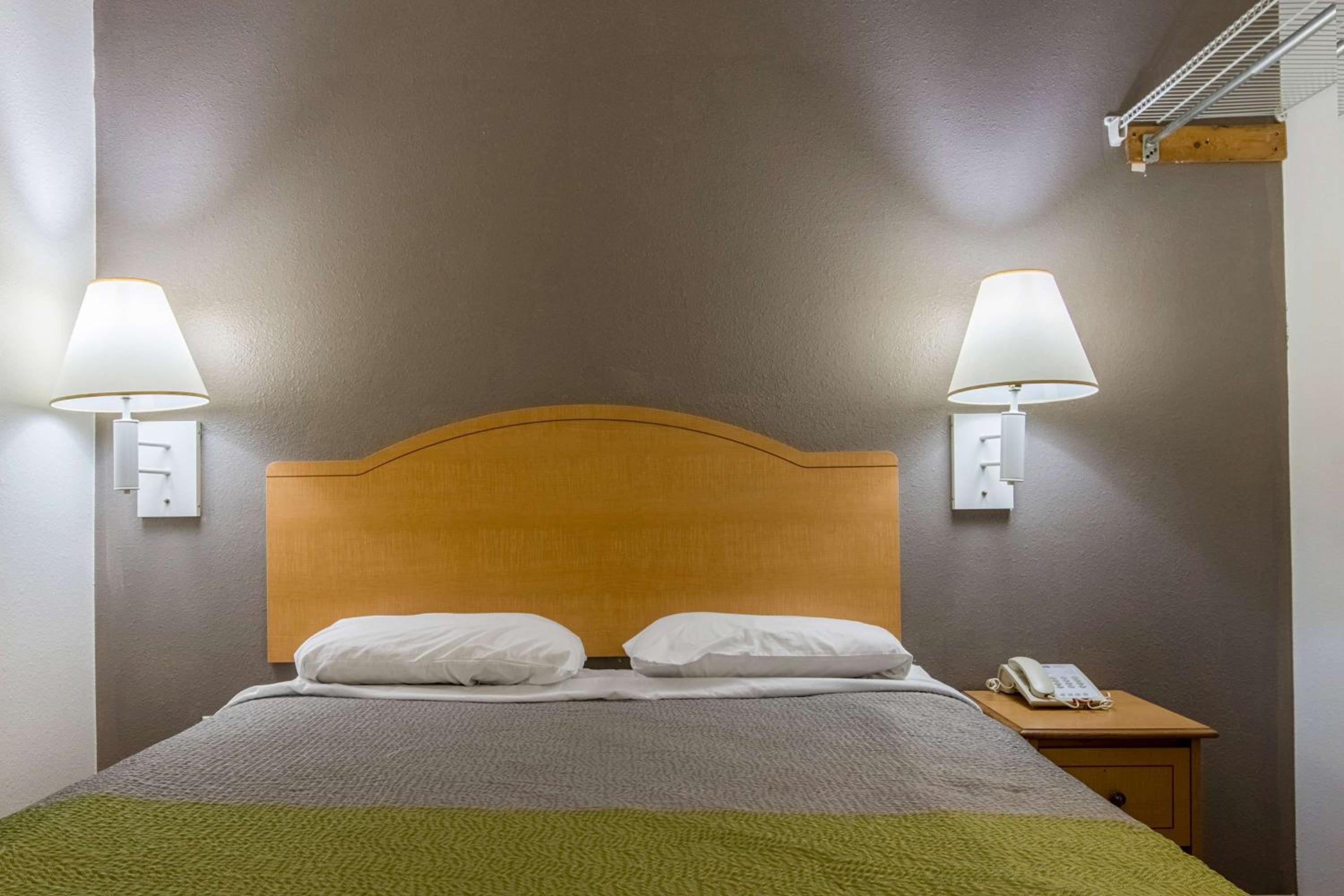 Queen Room - Disability Access - Non-Smoking photo 2