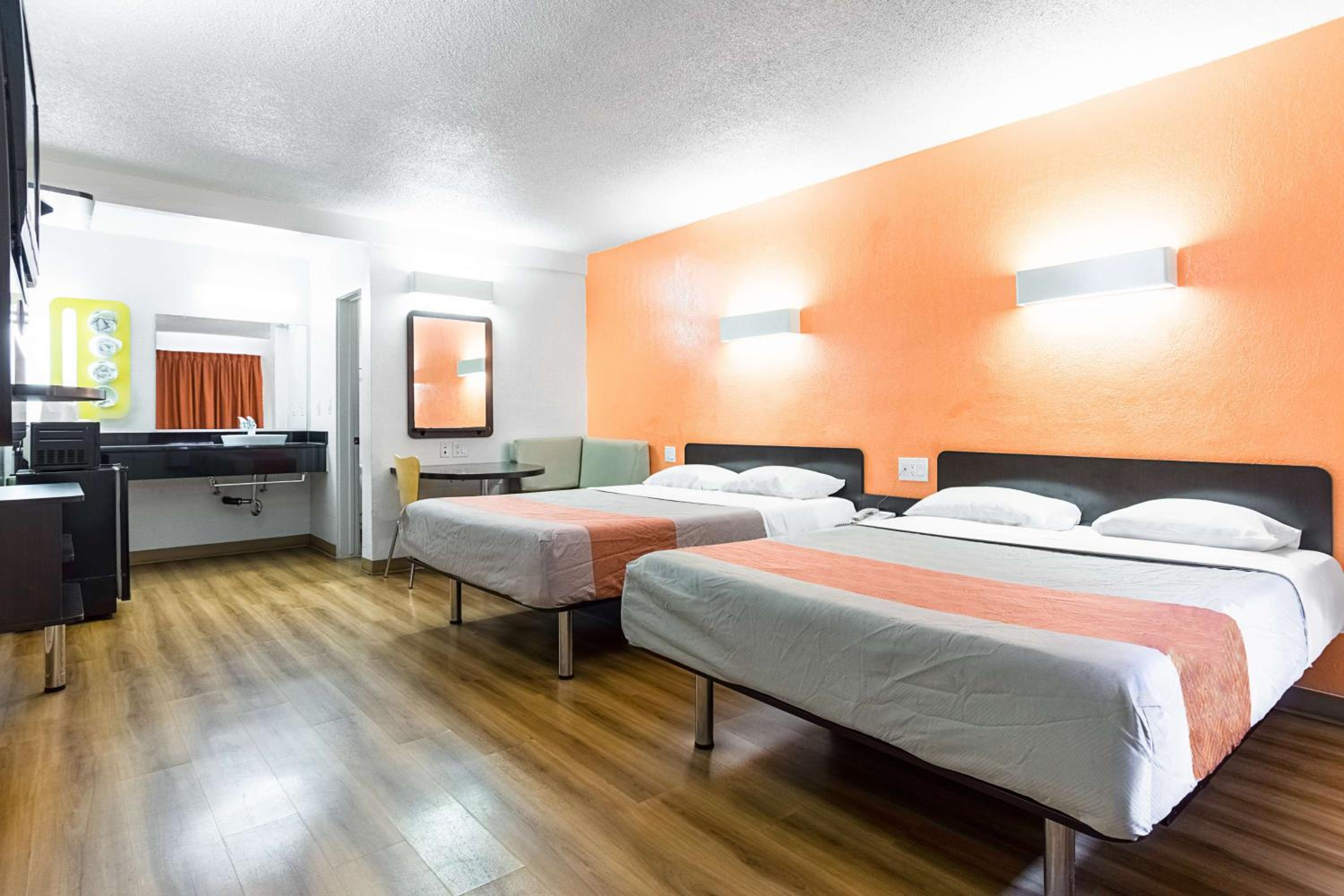 Queen Room with Two Queen Beds - Non-Smoking photo 3