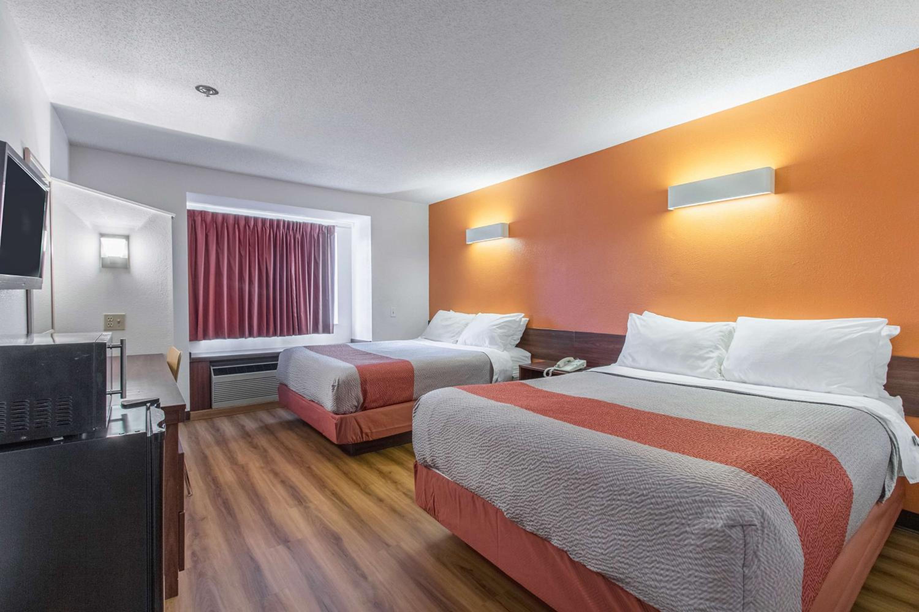 Deluxe Queen Room with Two Queen Beds - Non-Smoking - Photo 5