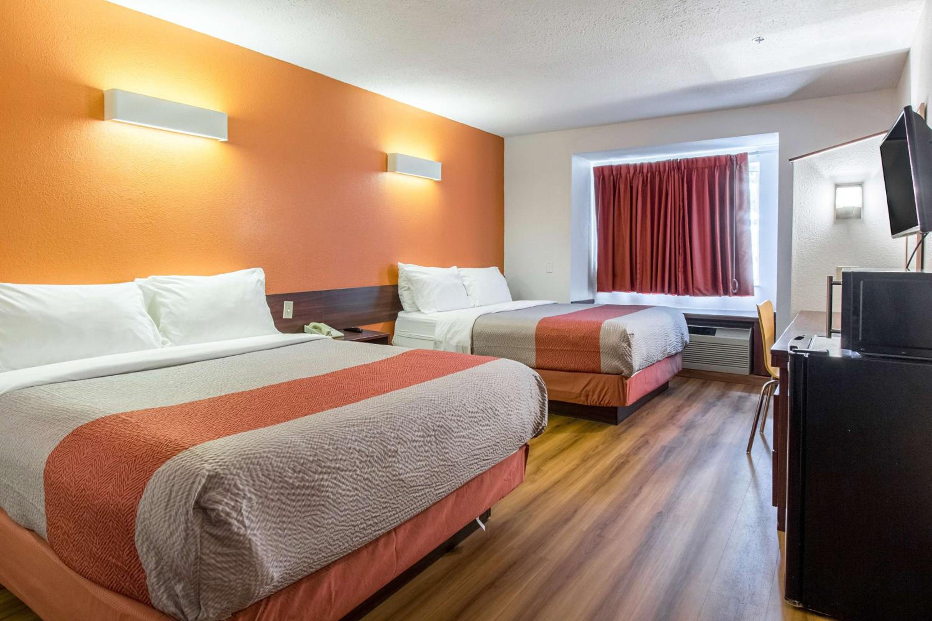 Queen Room with Two Queen Beds - Non-Smoking - Photo 7
