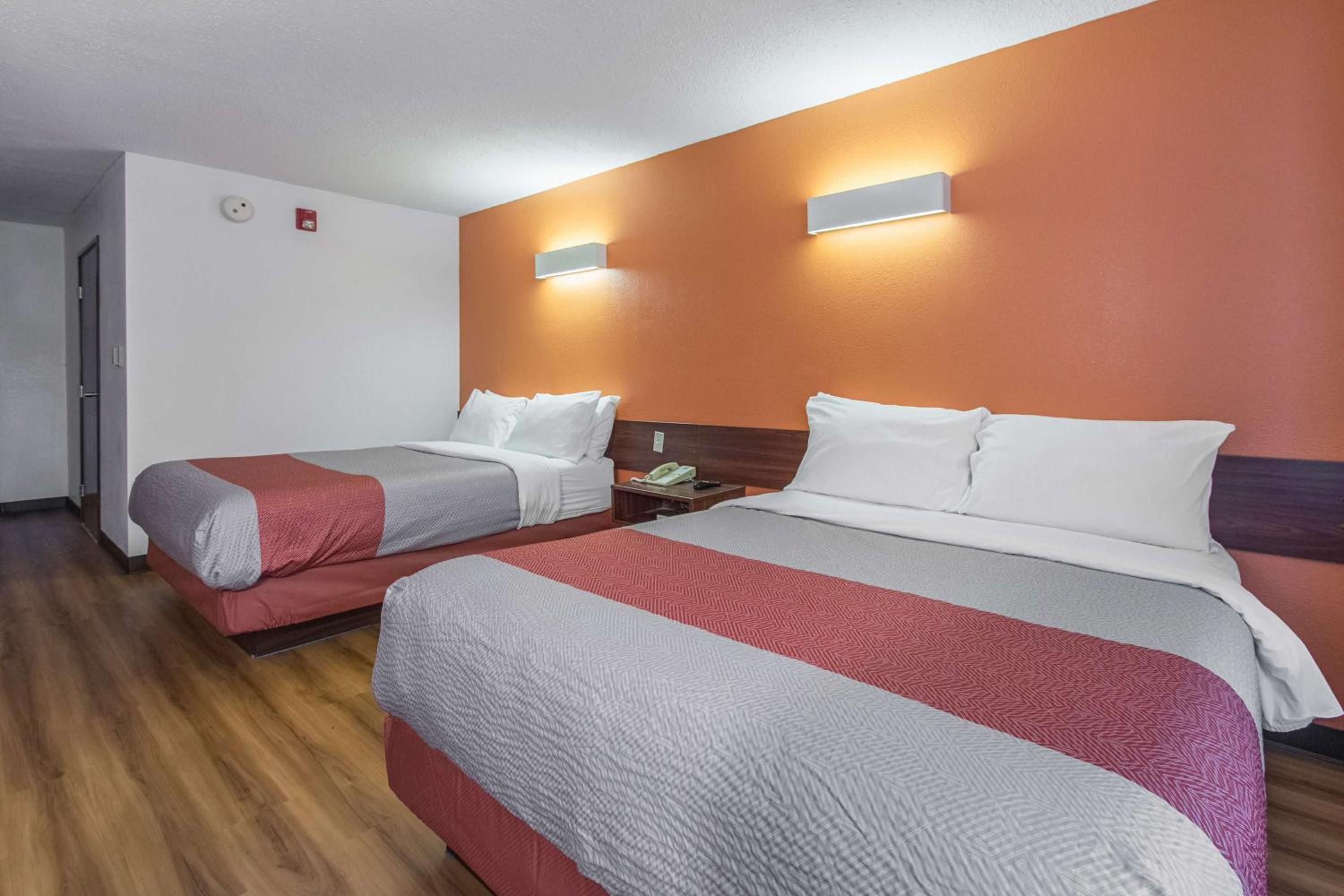 Deluxe Queen Room with Two Queen Beds - Non-Smoking - Photo 6