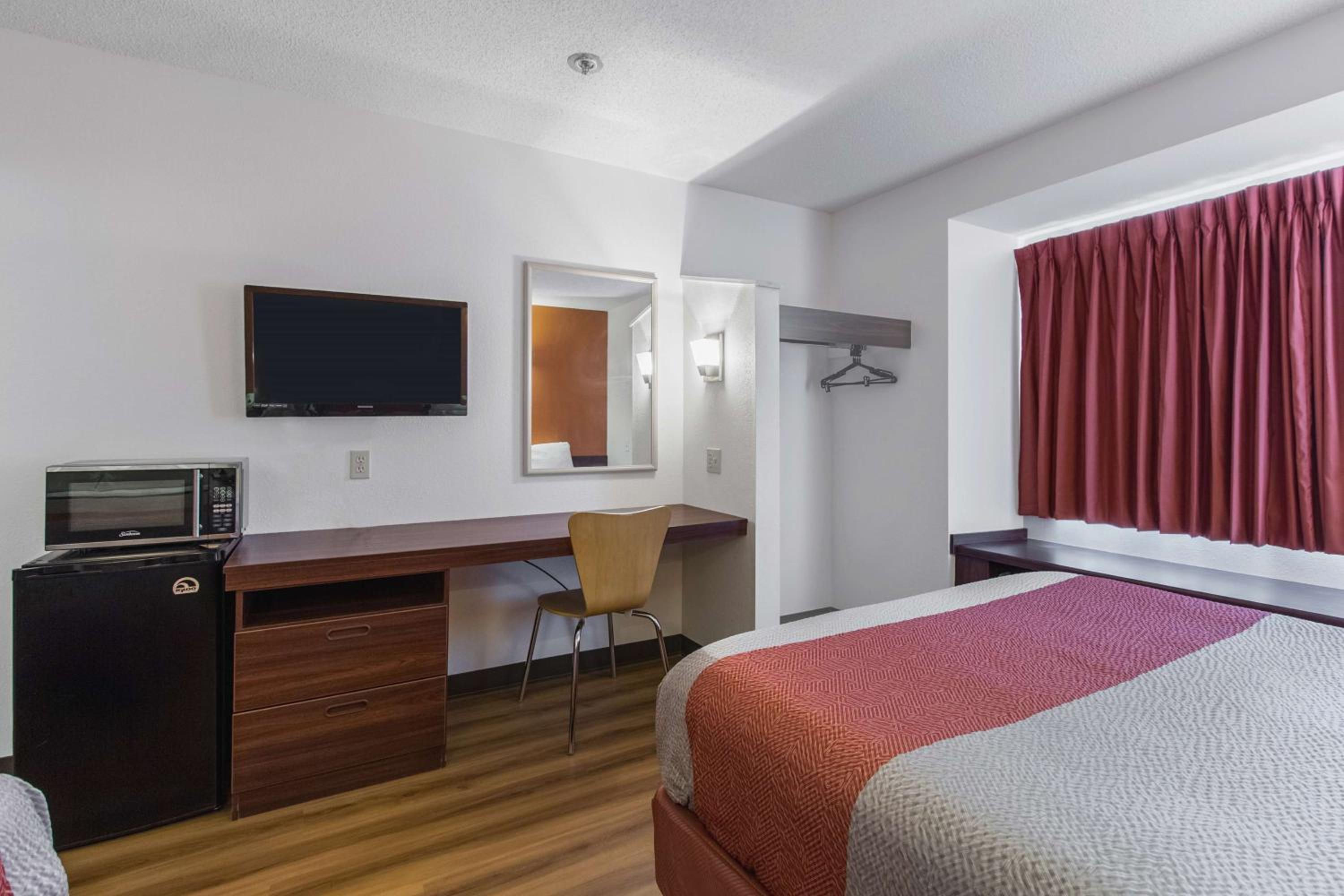 Queen Room - Disability Access - Non-Smoking - Photo 1