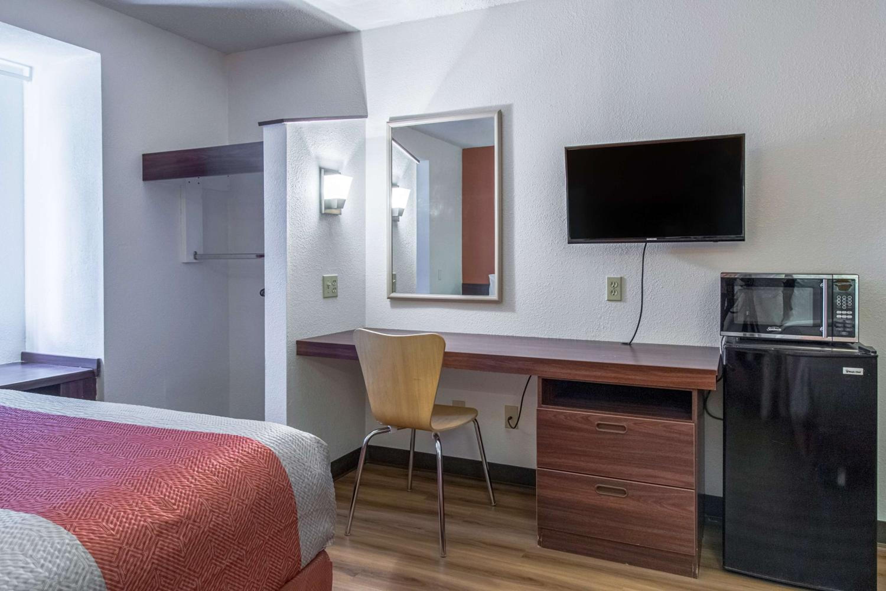 Queen Room - Disability Access - Non-Smoking - Photo 5