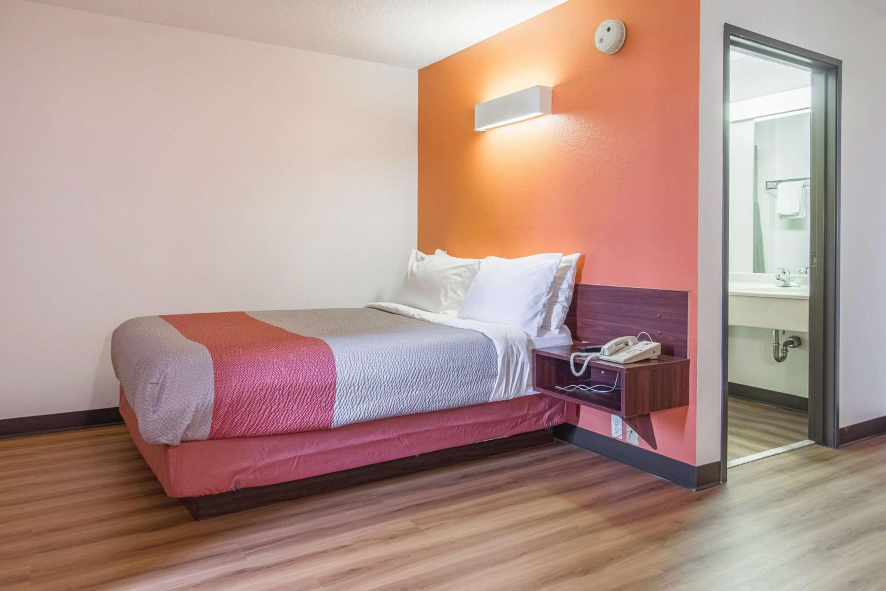 Queen Room - Disability Access - Non-Smoking - Photo 7