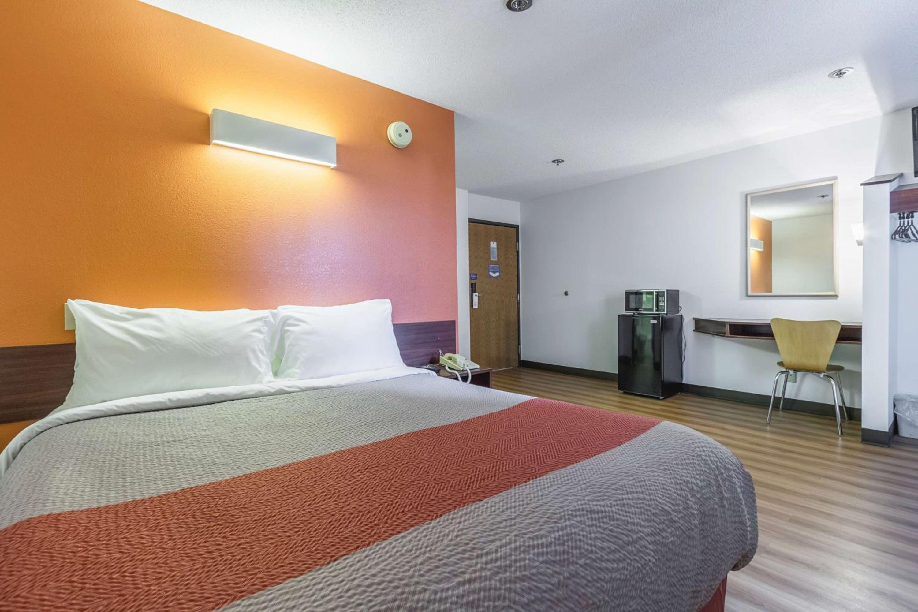 Deluxe Queen Room - Non-Smoking - Photo 1