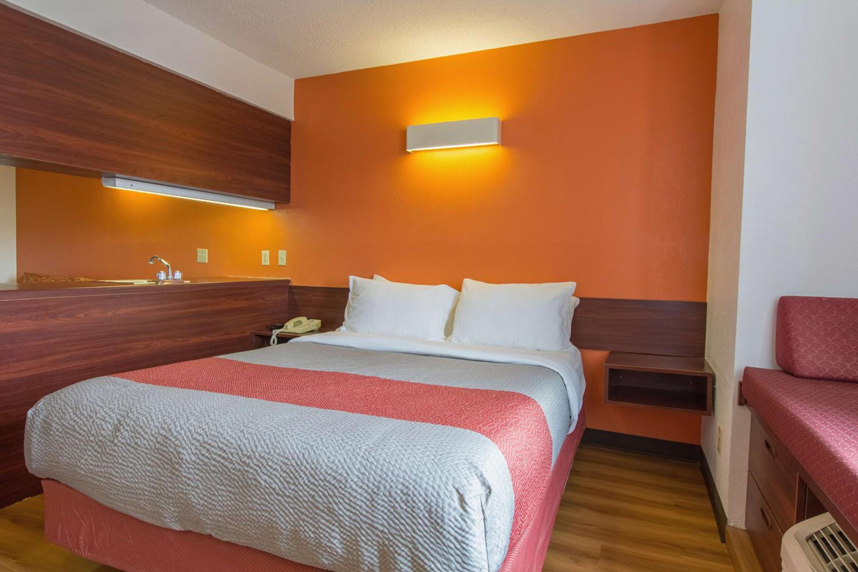 Deluxe Queen Room - Non-Smoking - Photo 3