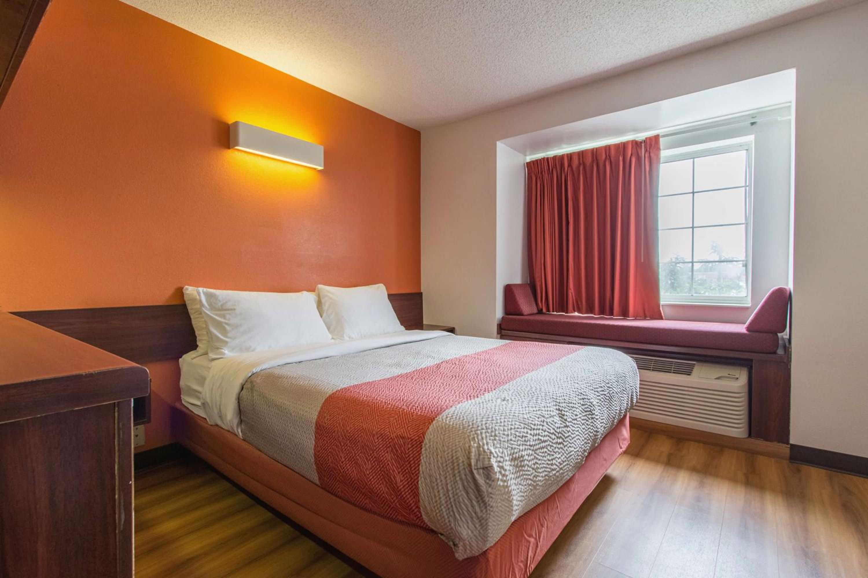 Deluxe Queen Room - Non-Smoking - Photo 4