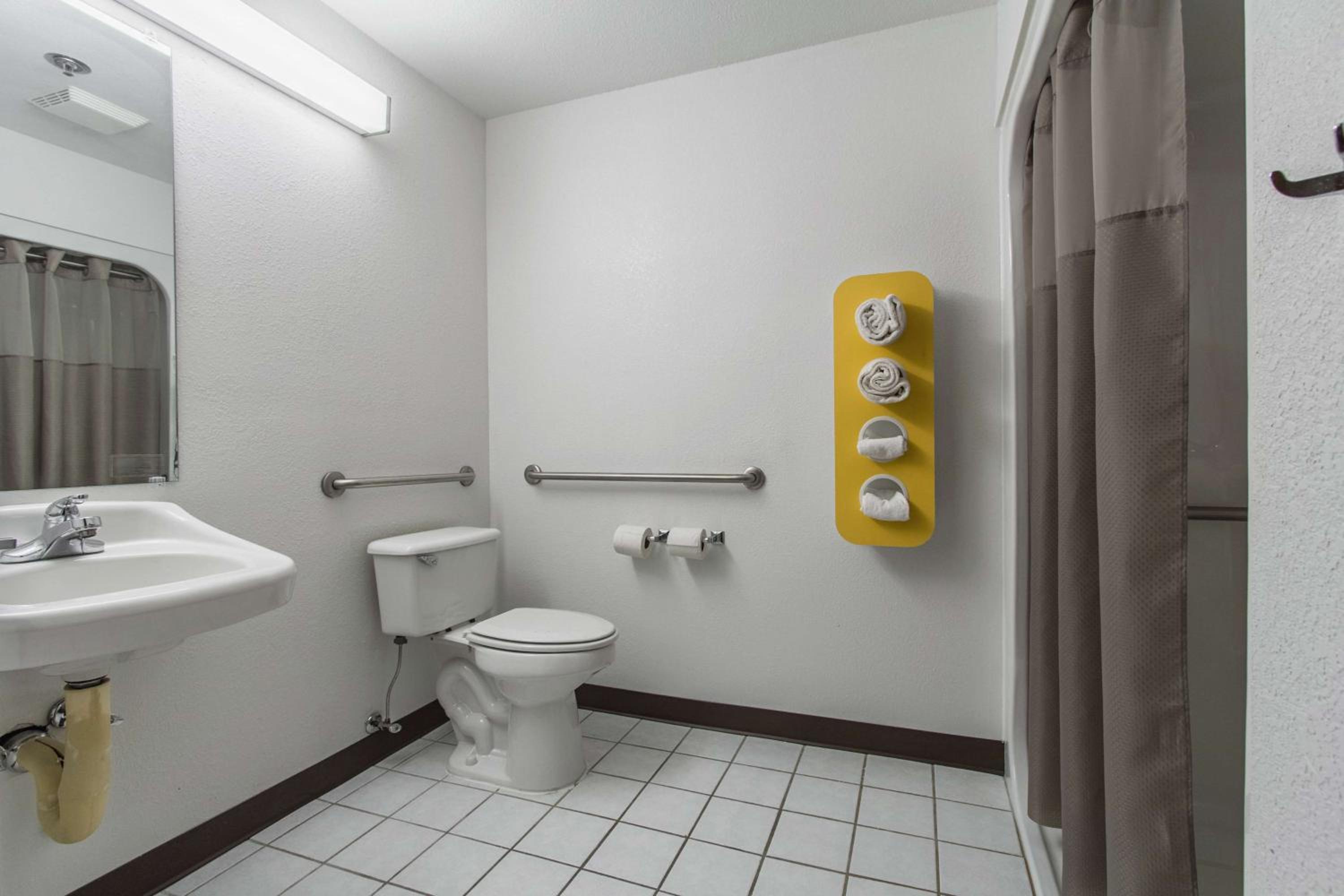 Queen Room - Disability Access - Non-Smoking - Photo 6
