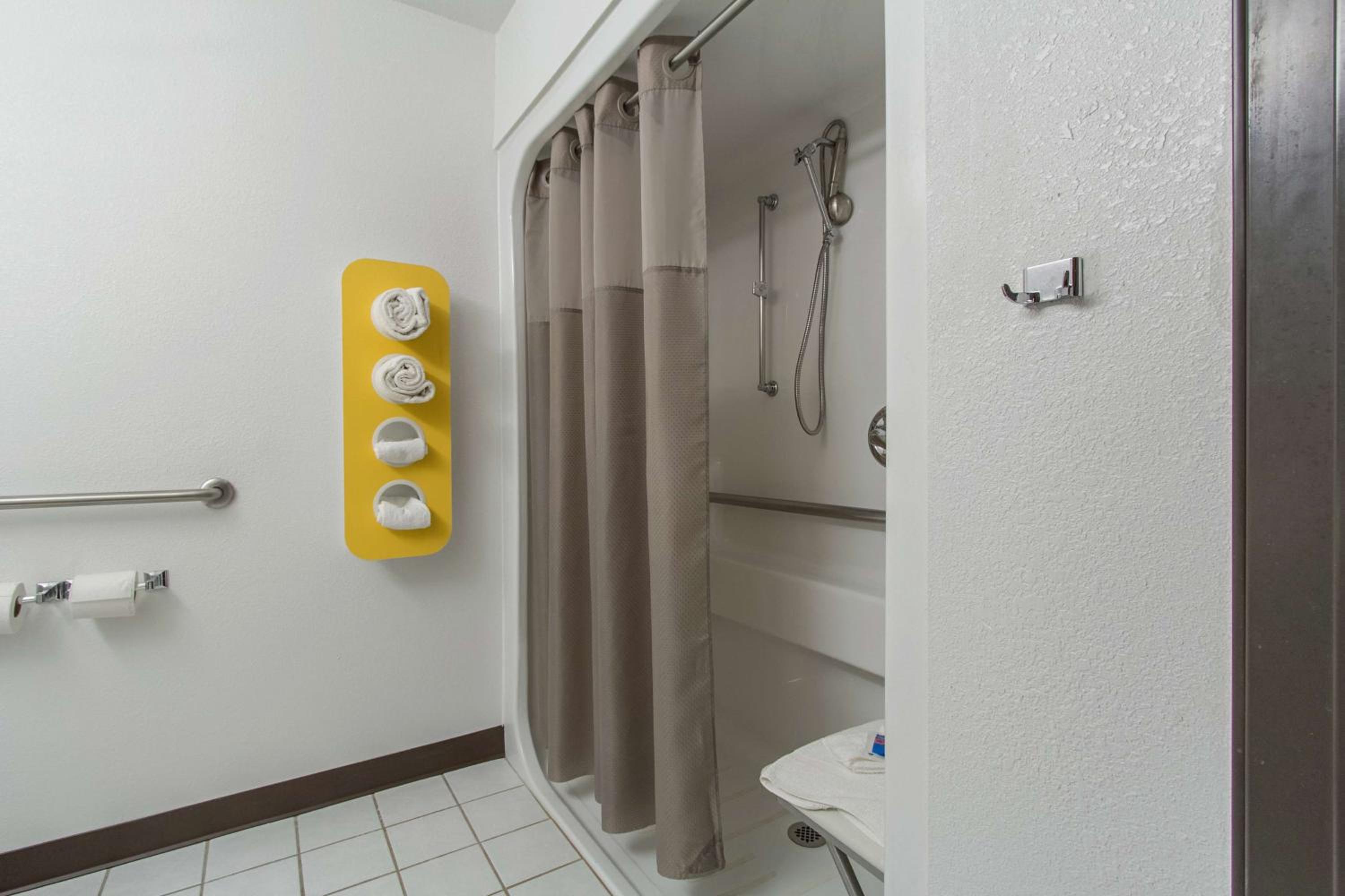 Queen Room - Disability Access - Non-Smoking - Photo 4