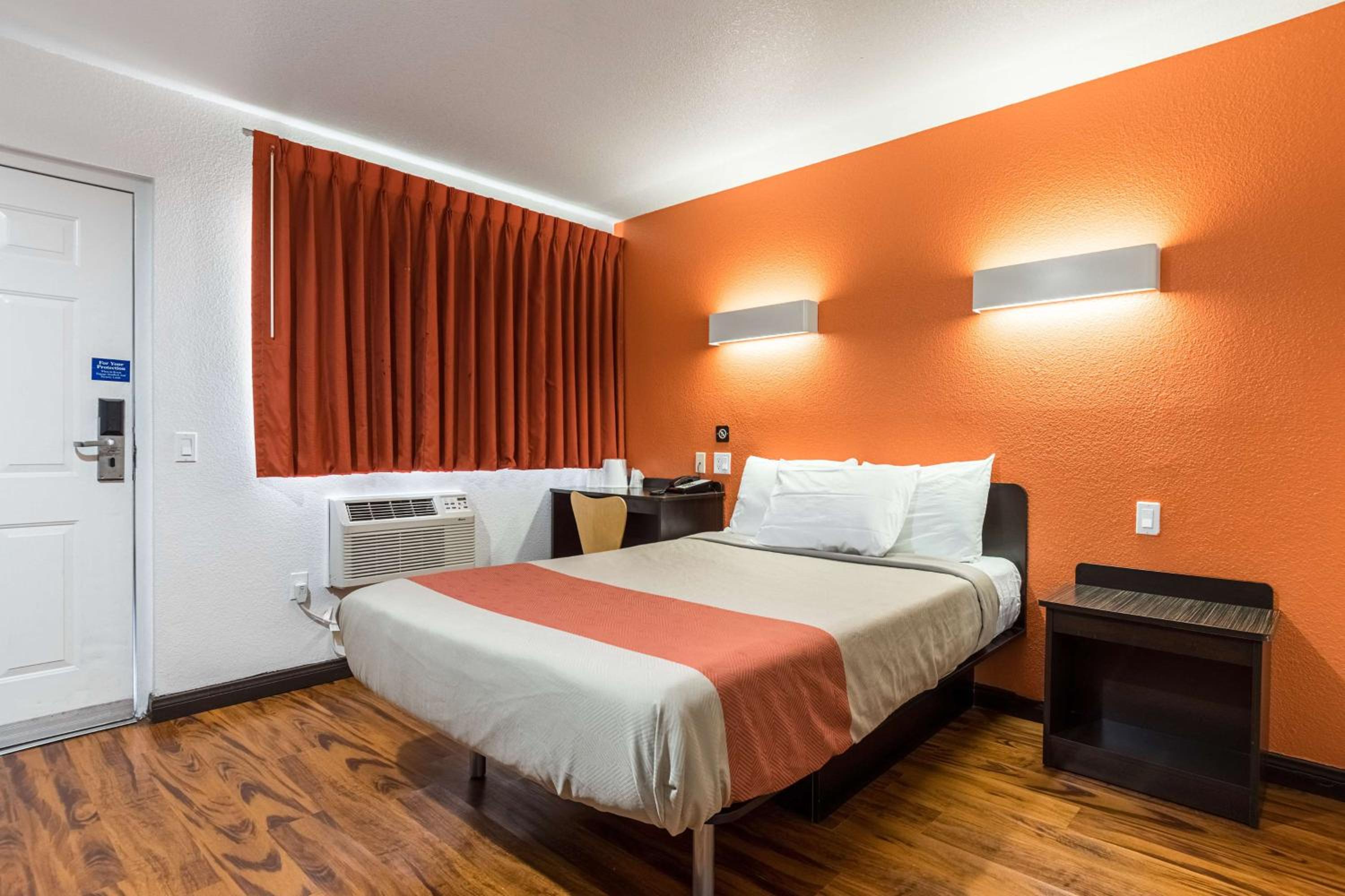 Queen Room - Non-Smoking
