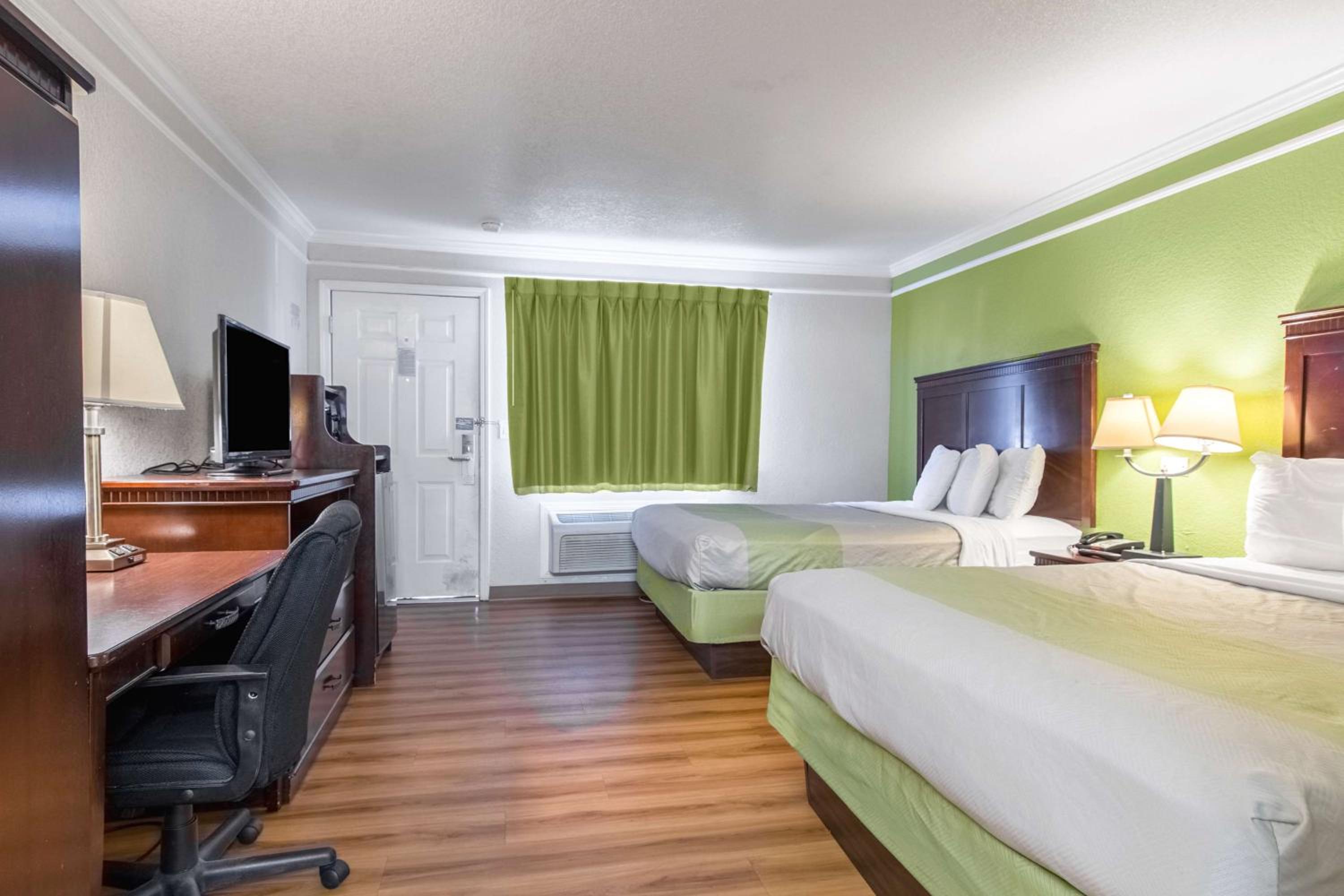 Queen Room with Two Queen Beds - Non-Smoking - Photo 2