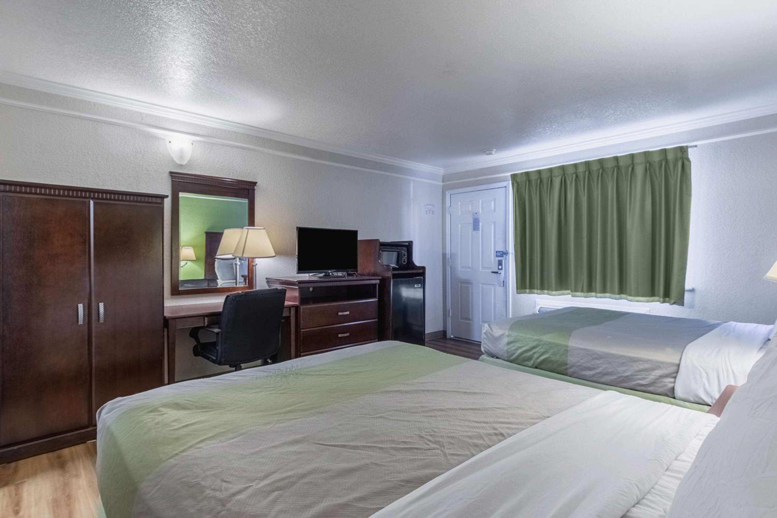Queen Room with Two Queen Beds - Non-Smoking - Photo 3