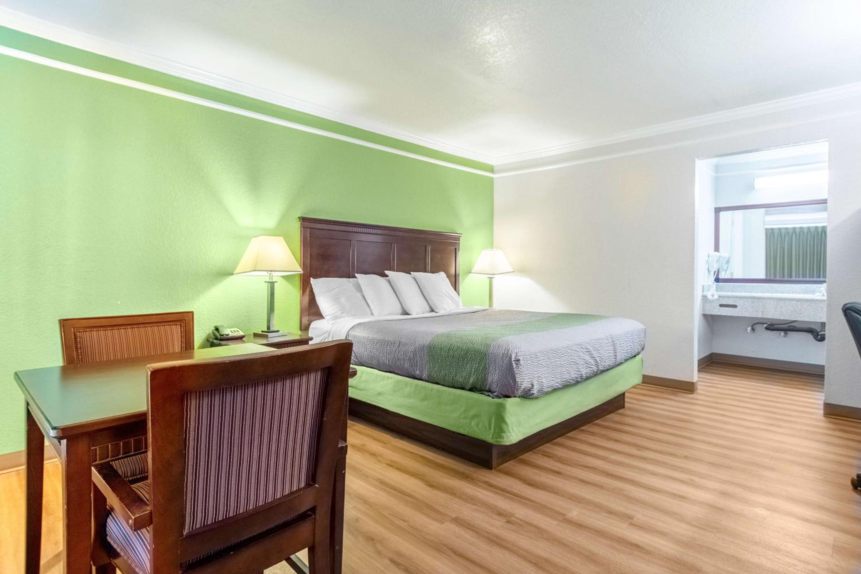 King Room - Non-Smoking - Photo 1