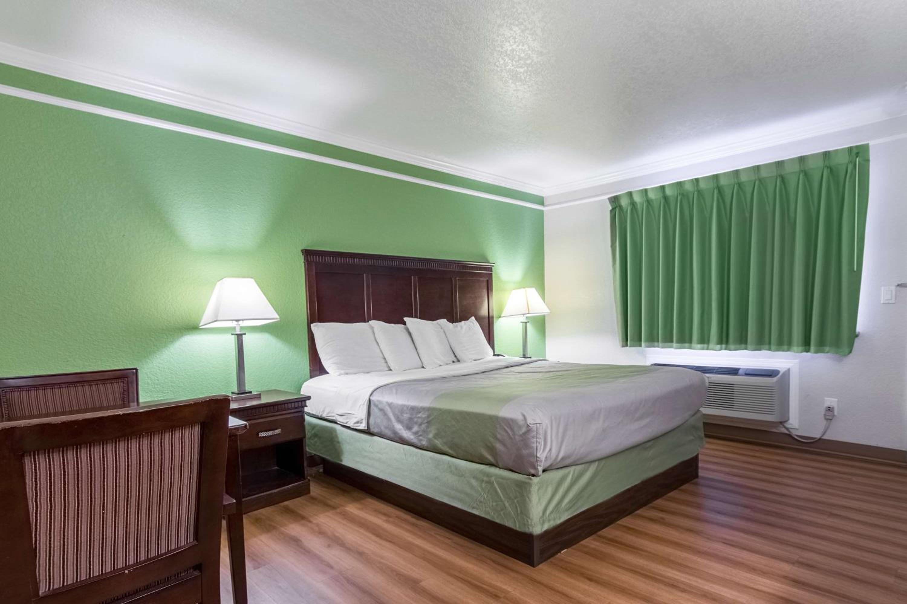 King Room - Non-Smoking - Photo 2