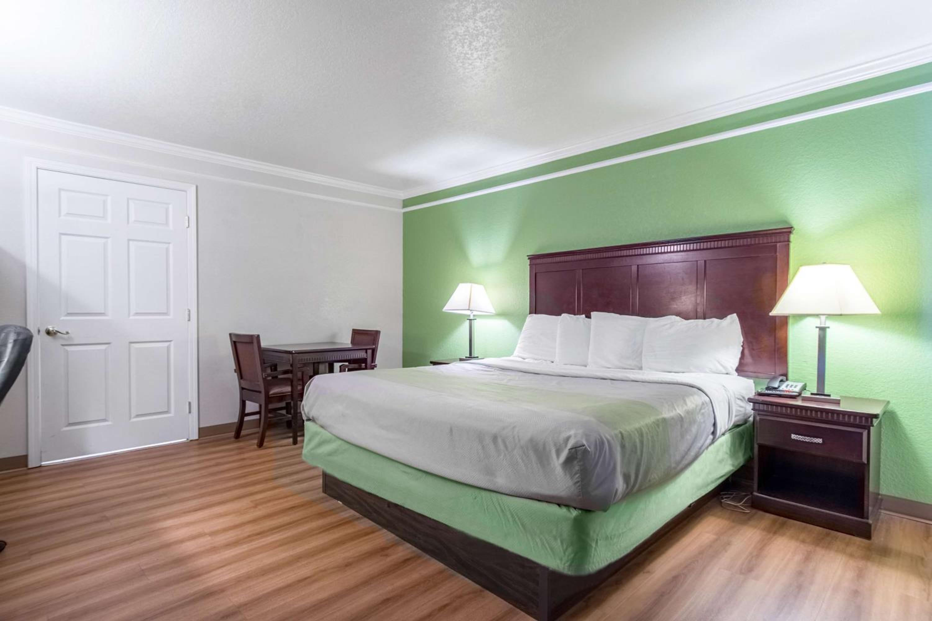 King Room - Non-Smoking - Photo 7