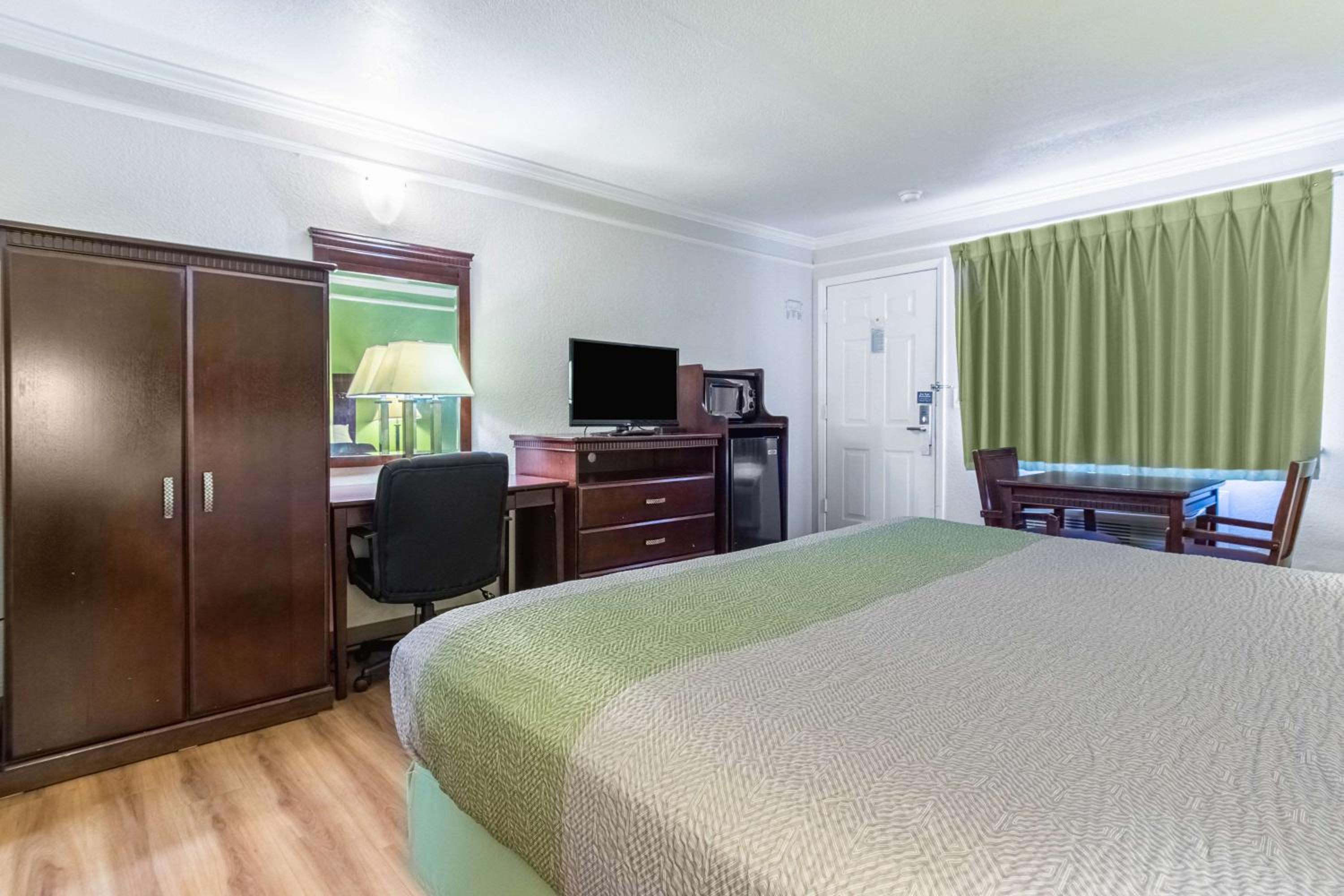 King Room - Non-Smoking - Photo 6