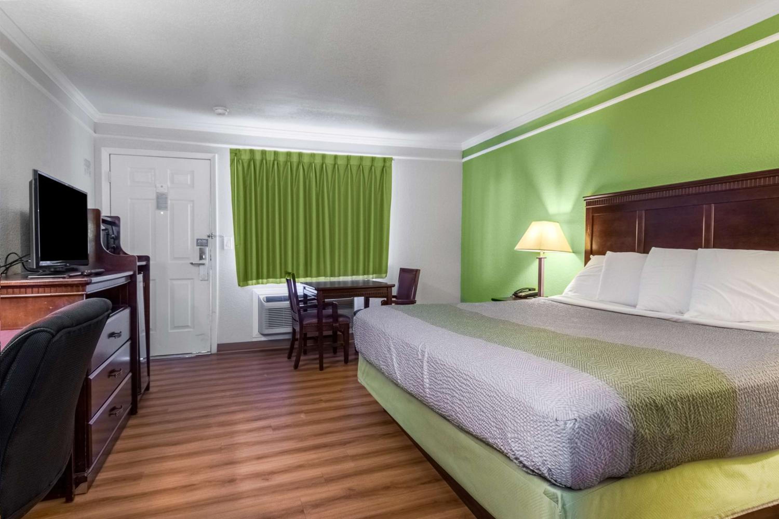 King Room - Non-Smoking - Photo 5