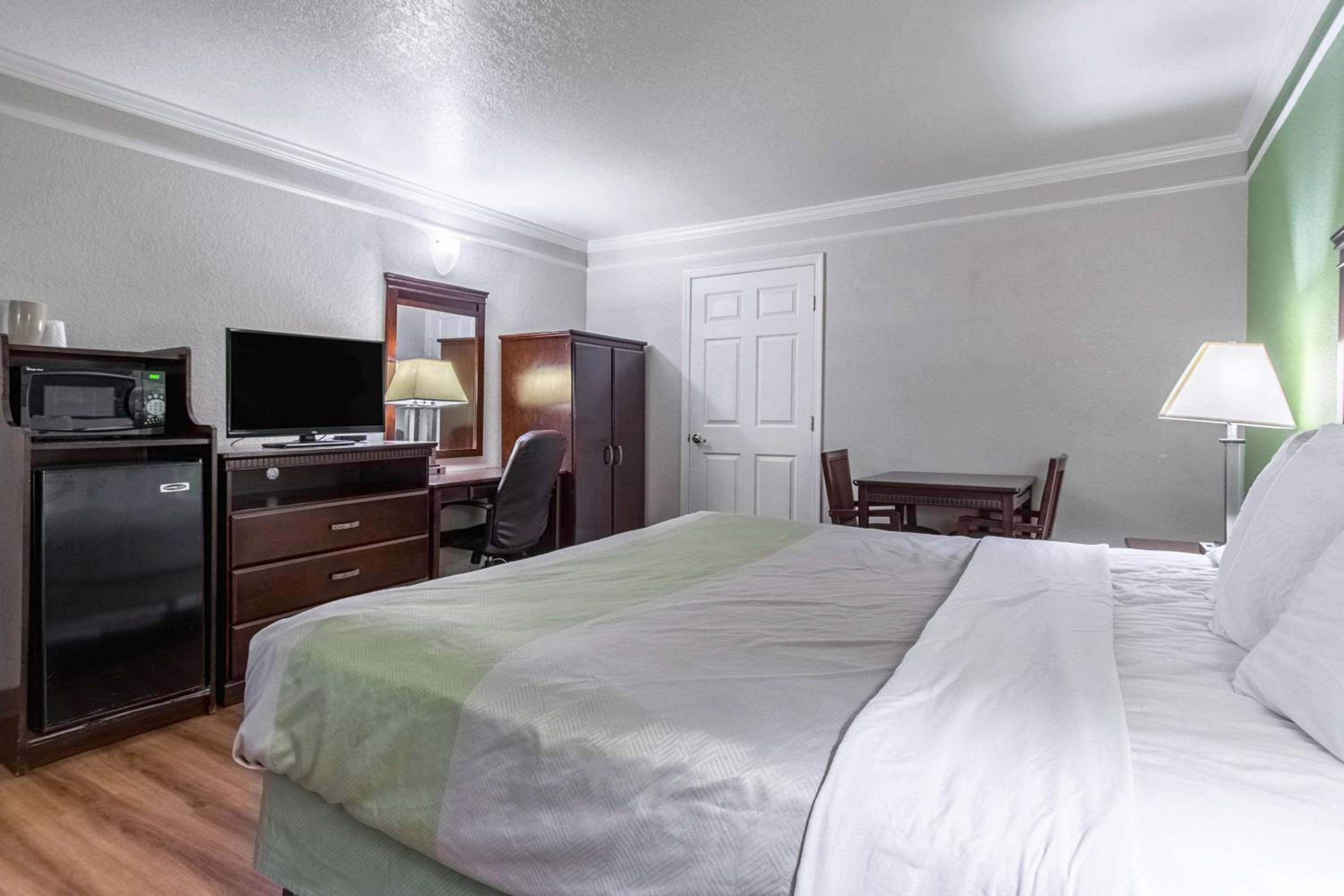 King Room - Non-Smoking - Photo 4
