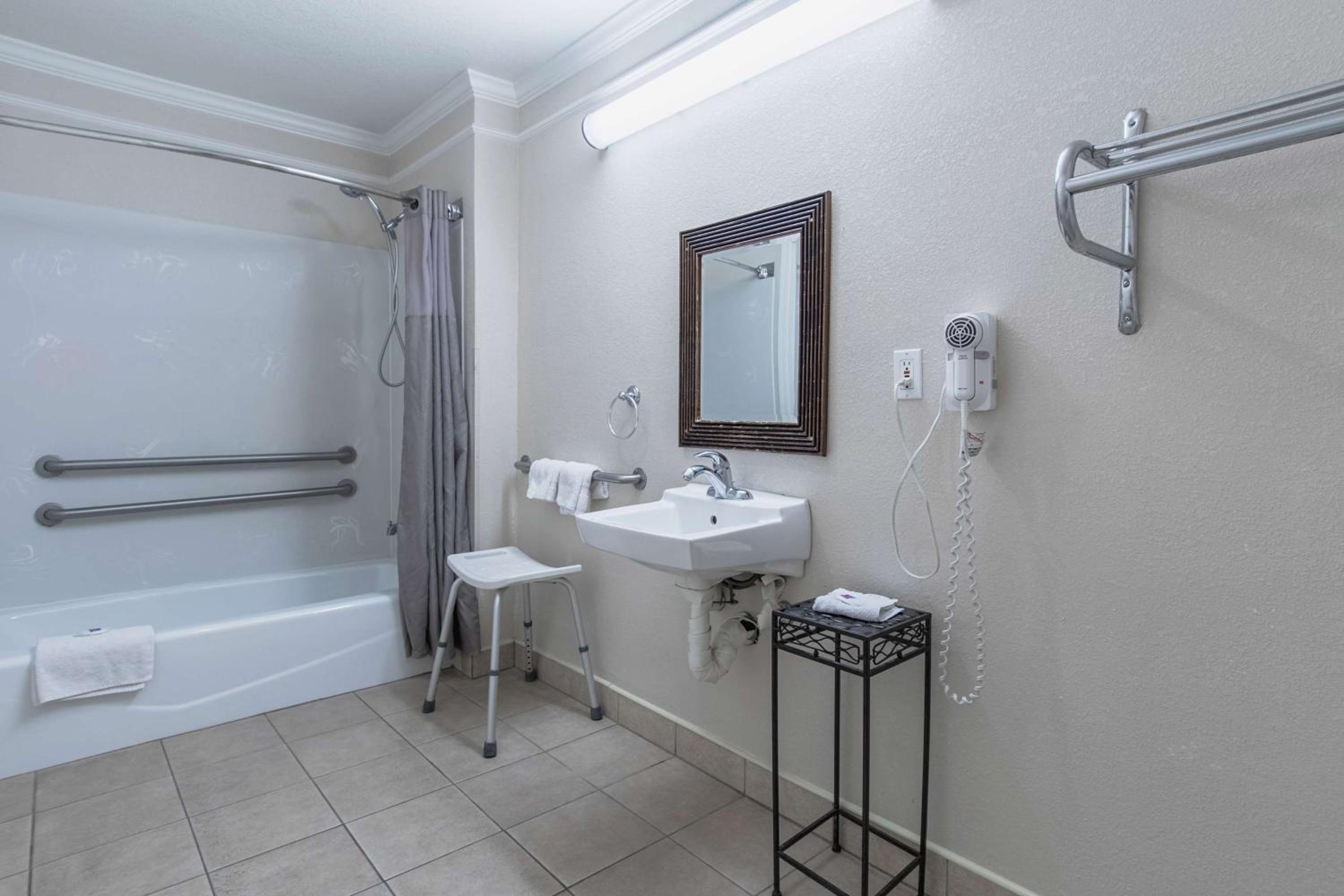 King Room - Disability Access - Non-Smoking - Photo 4