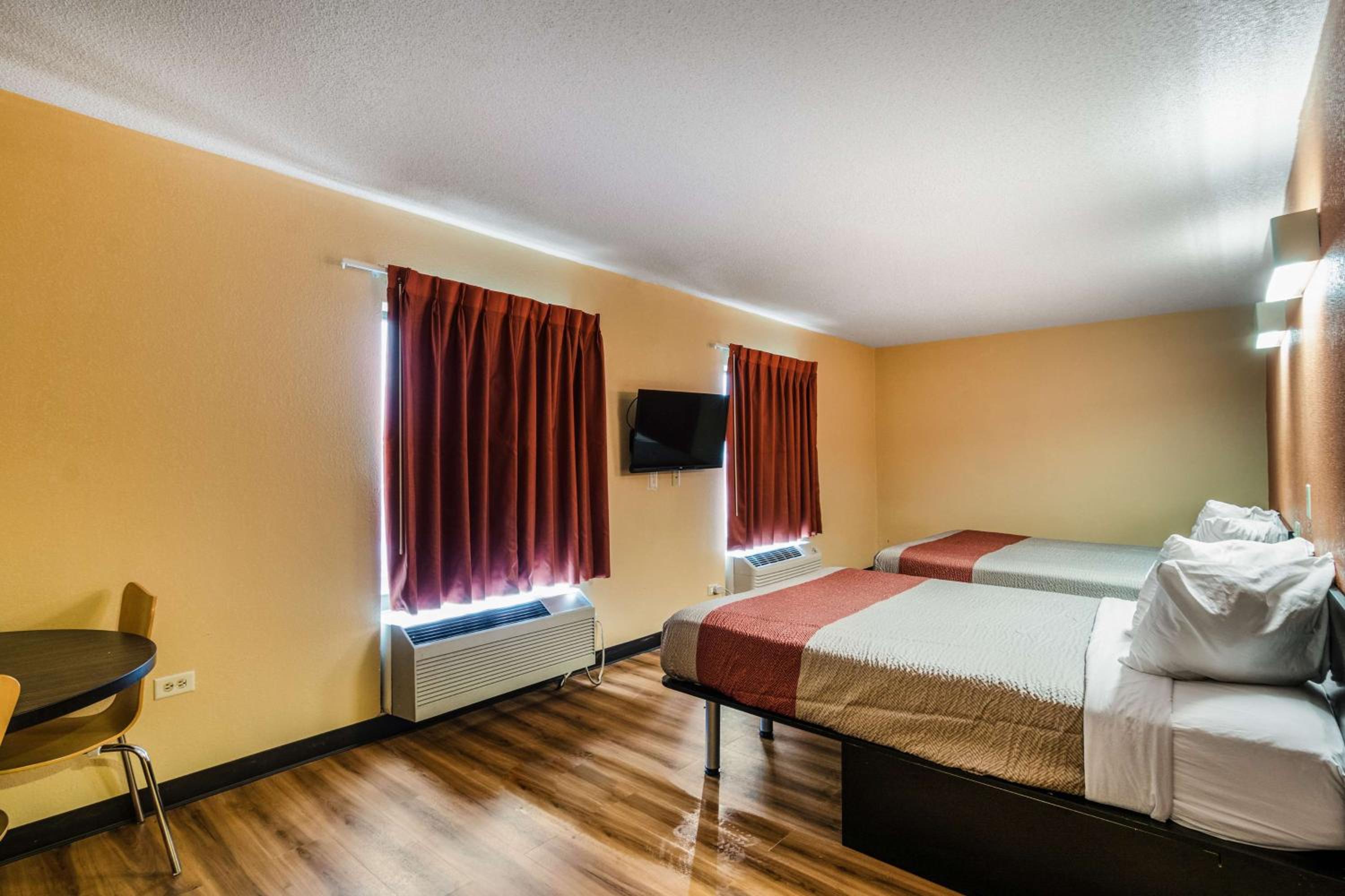 Queen Room with Two Queen Beds - Non-Smoking - Photo 9