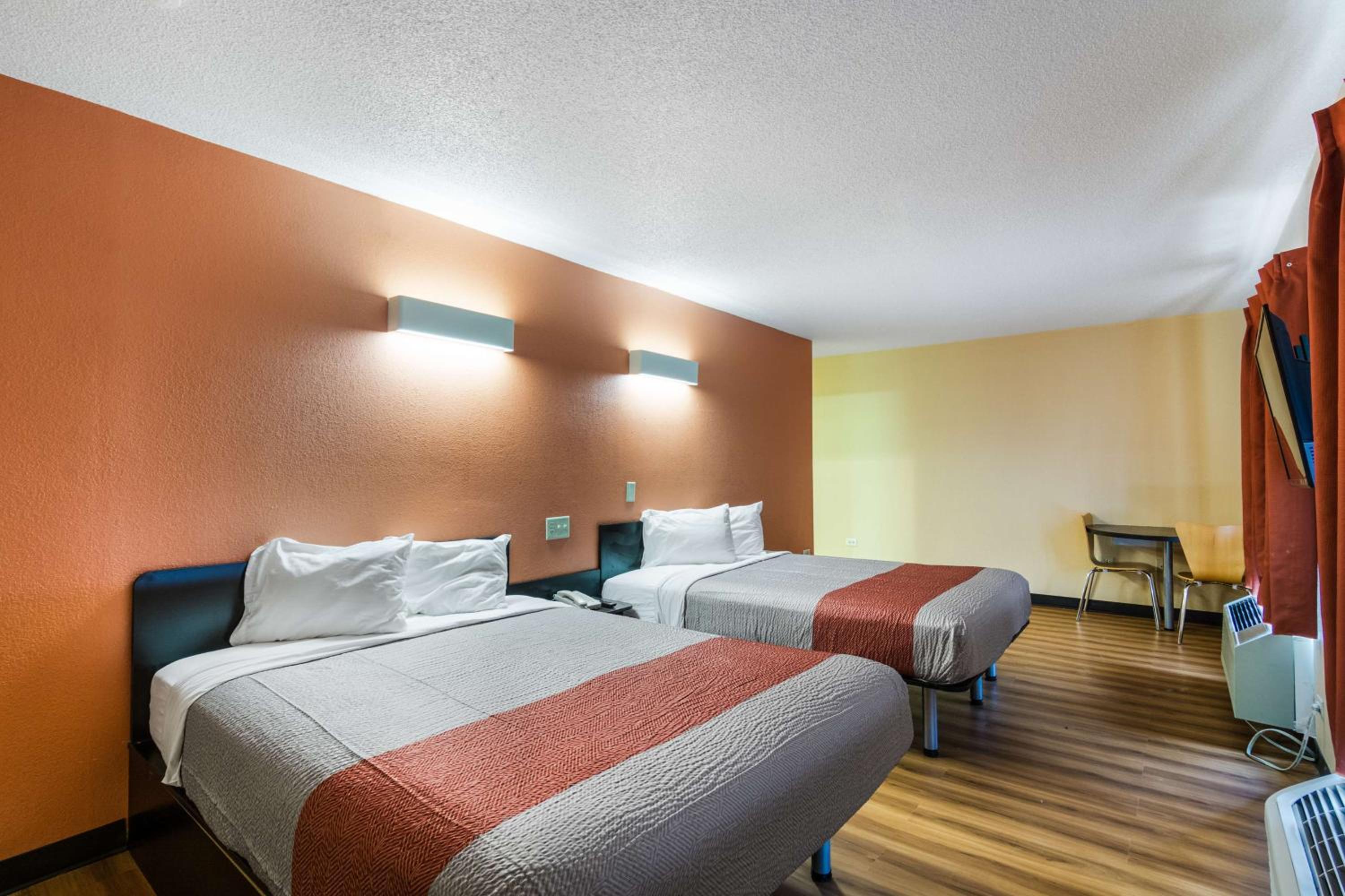 Queen Room with Two Queen Beds - Non-Smoking - Photo 3