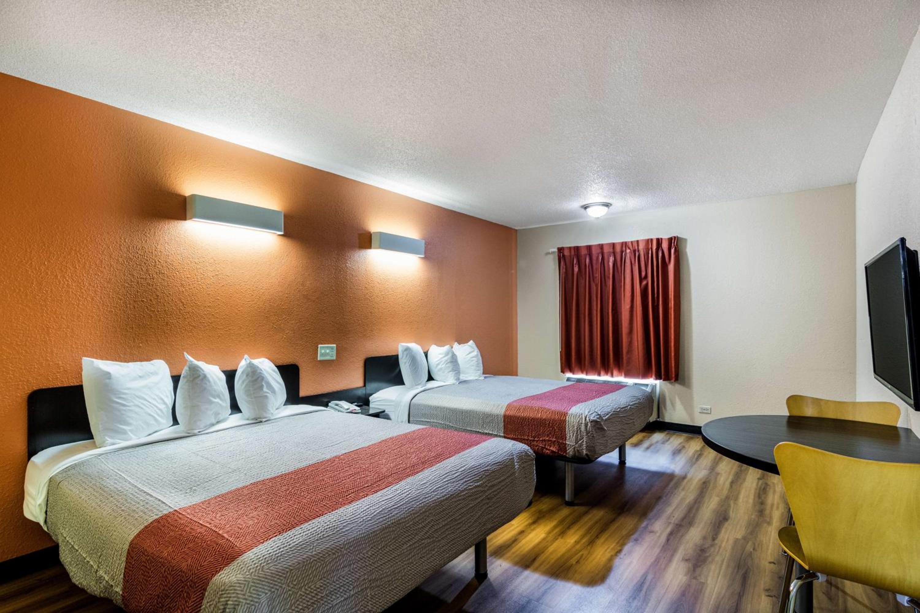 Queen Room with Two Queen Beds - Smoking - Photo 4