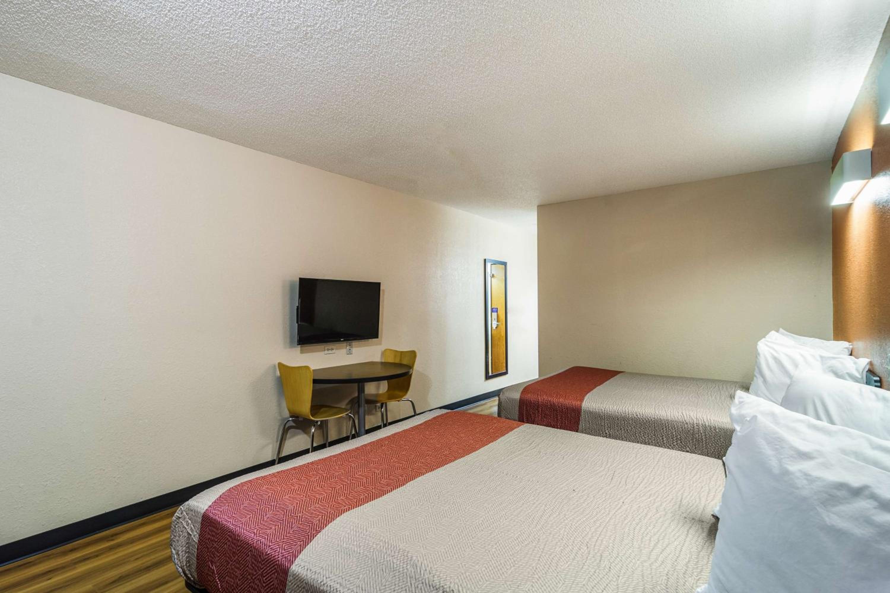 Queen Room with Two Queen Beds - Non-Smoking - Photo 4
