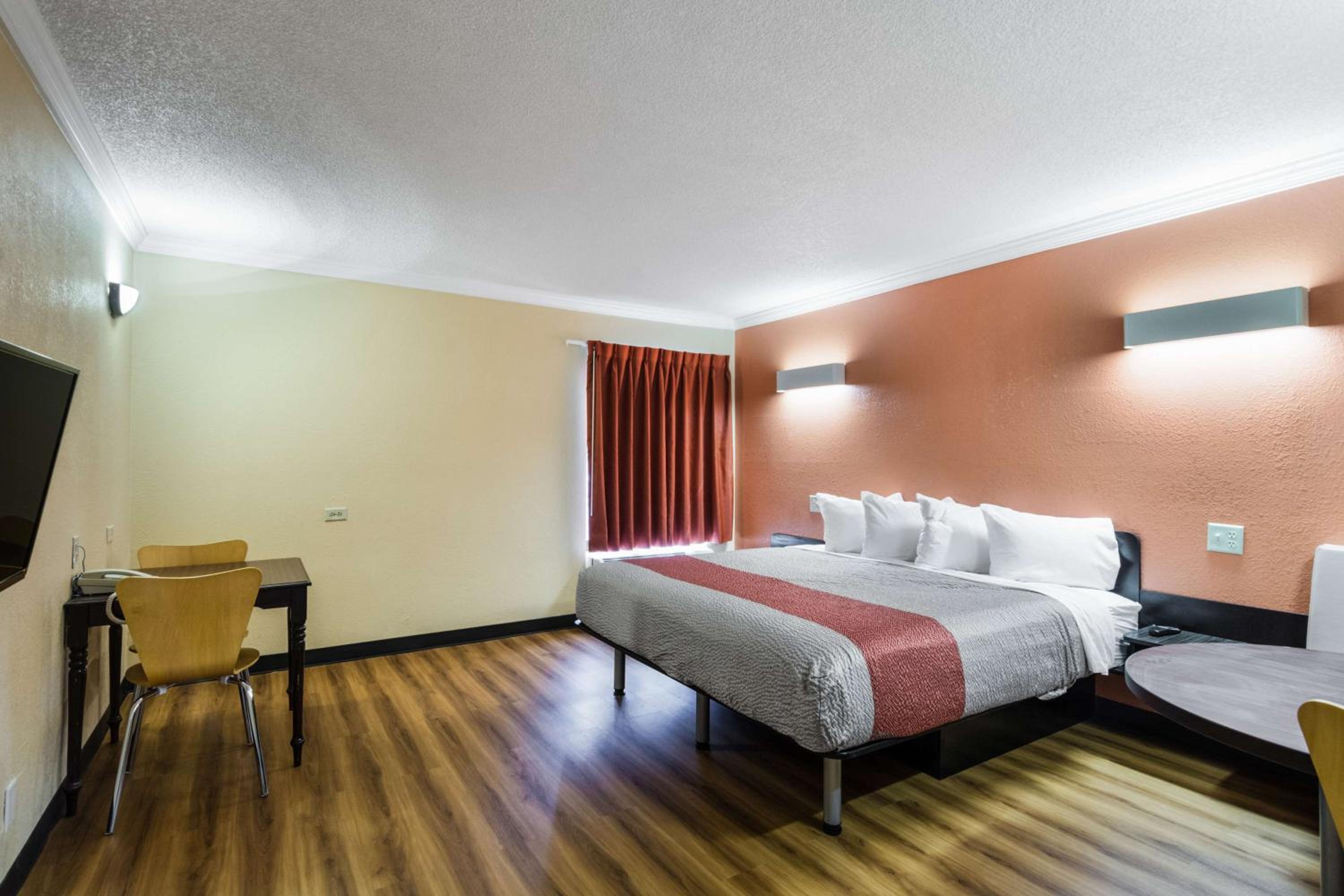 King Room - Non-Smoking - Photo 2
