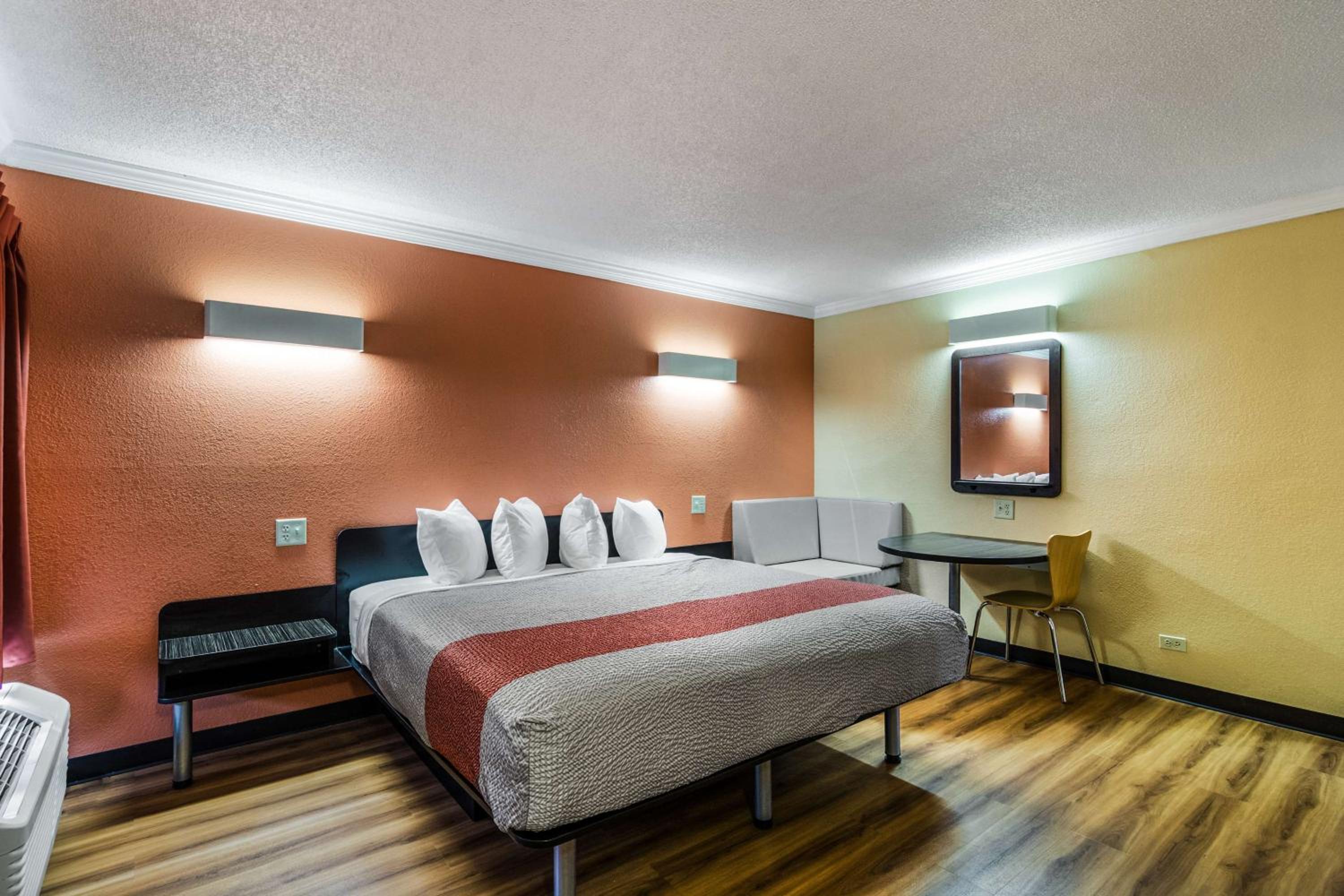 King Room - Non-Smoking - Photo 6