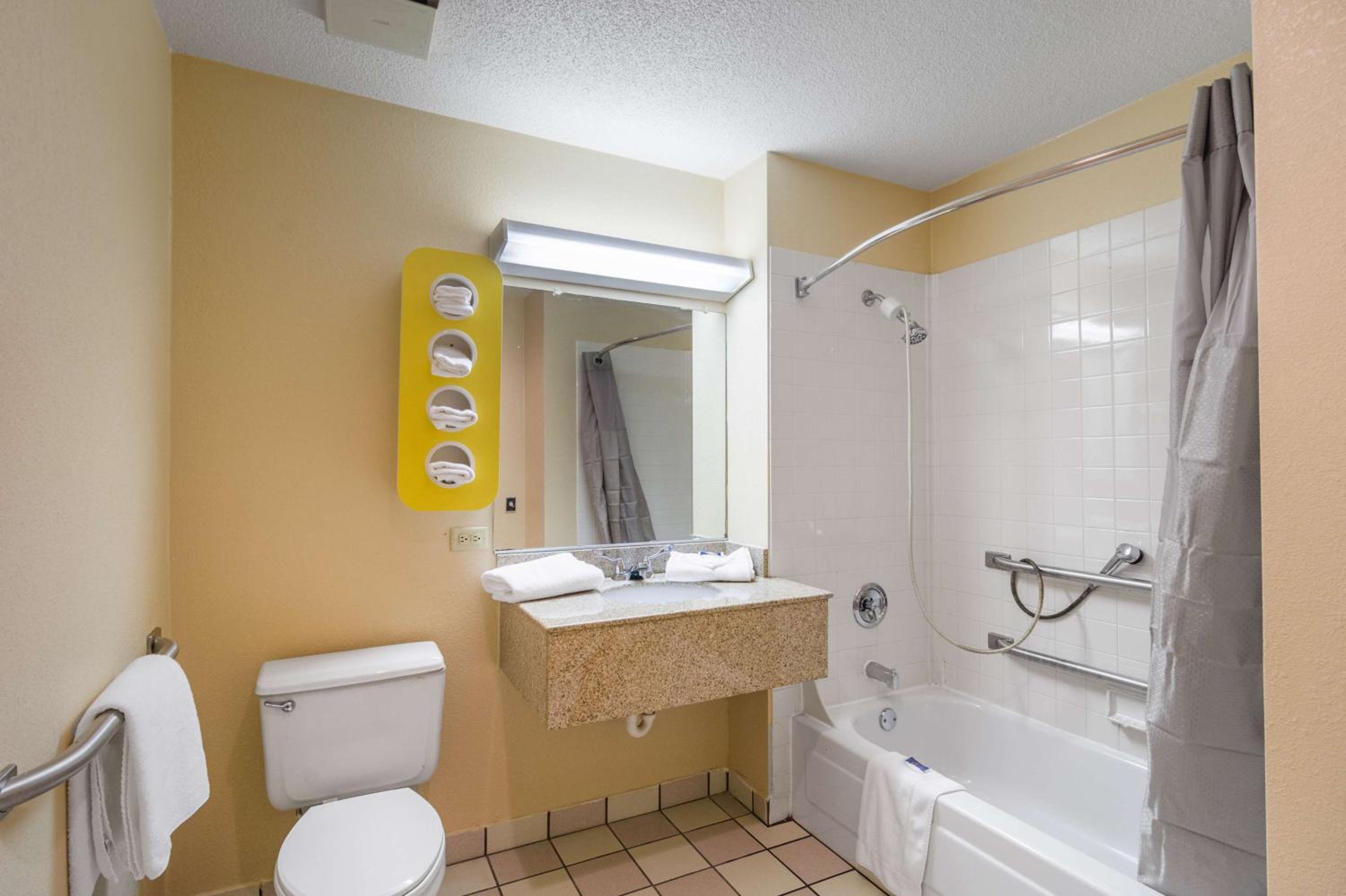 King Room - Disability Access - Non-Smoking - Photo 2