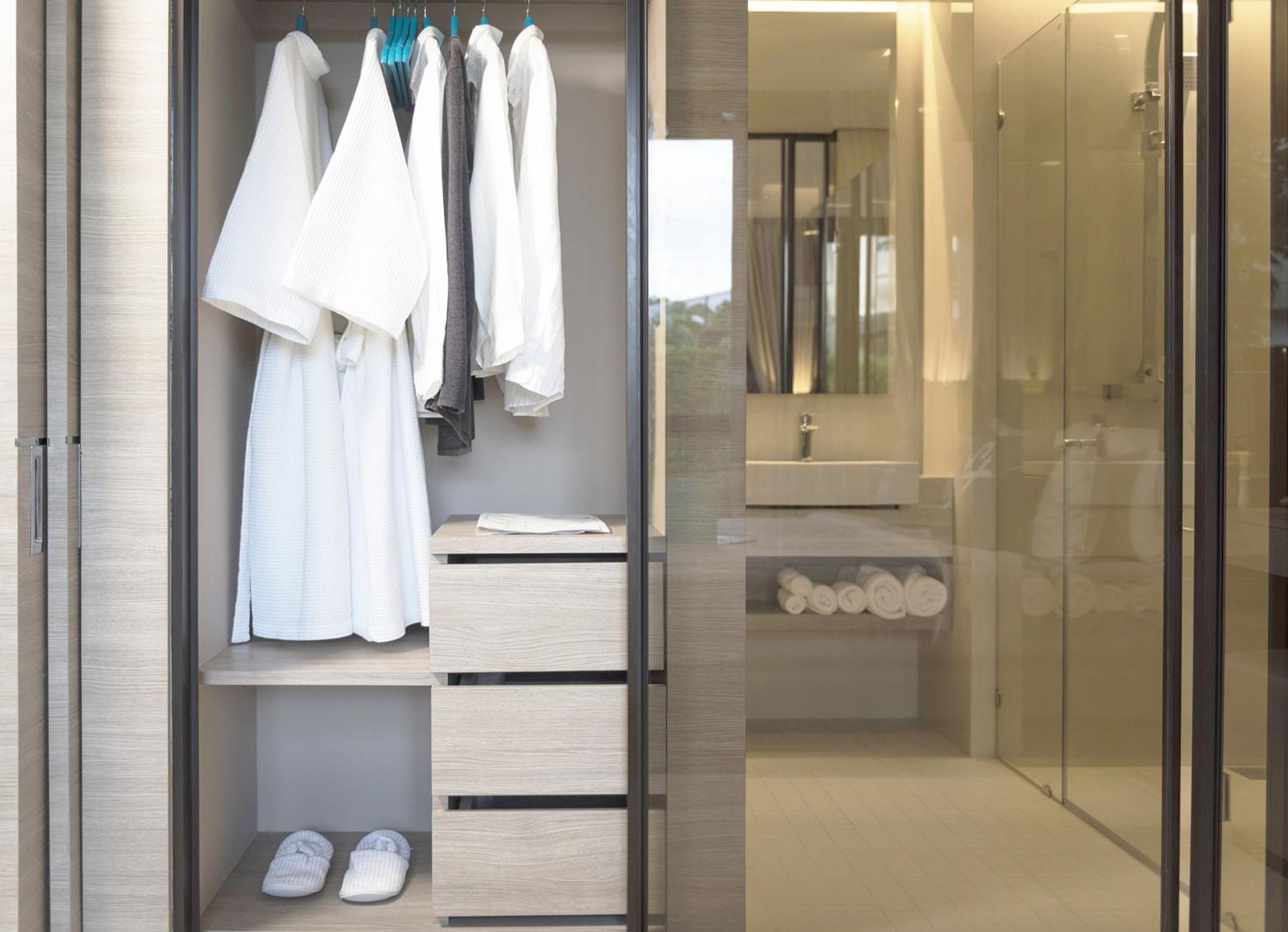 Deluxe King Room - Photo 9