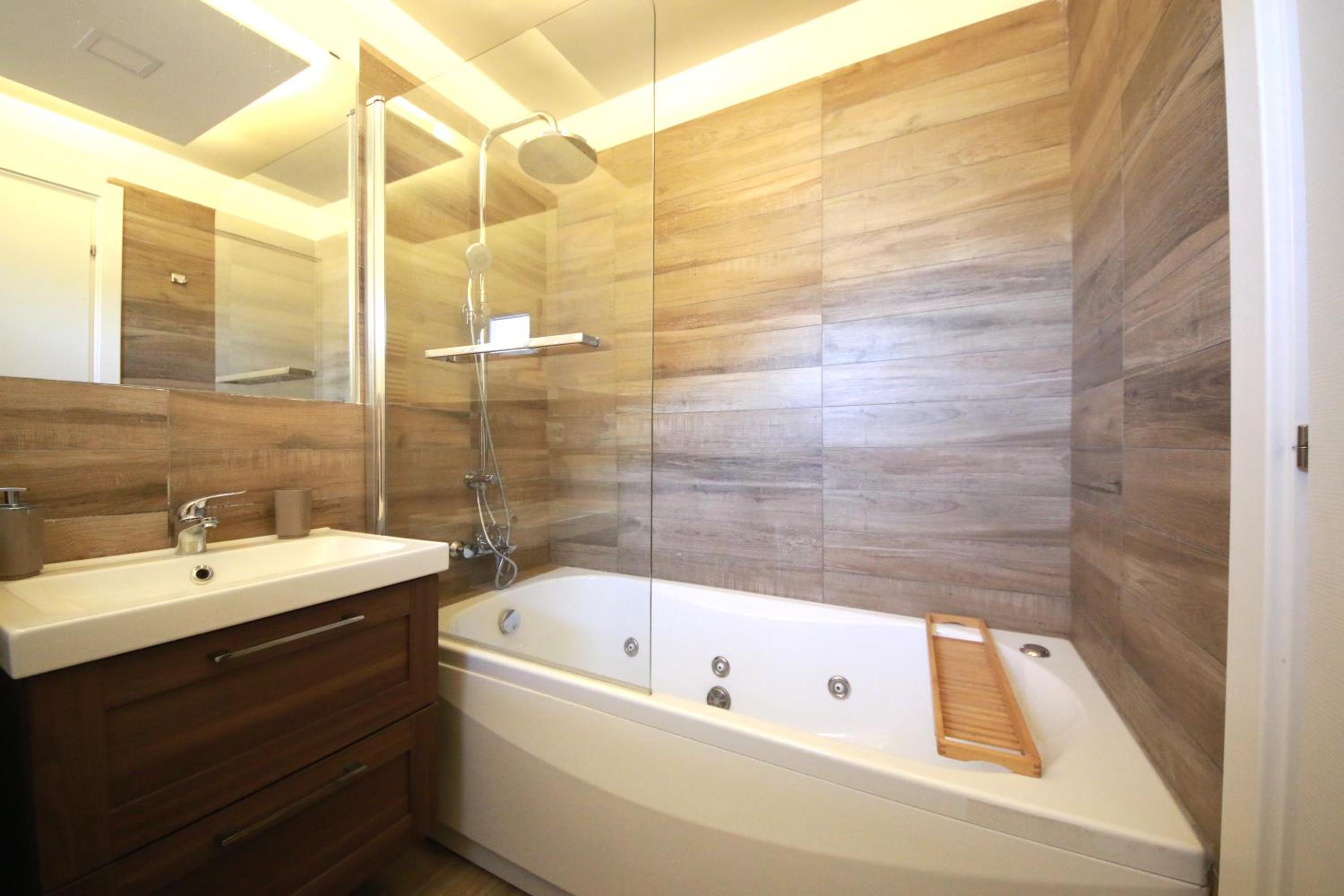 Two-Bedroom Apartment with Terrace and Sea View photo 3