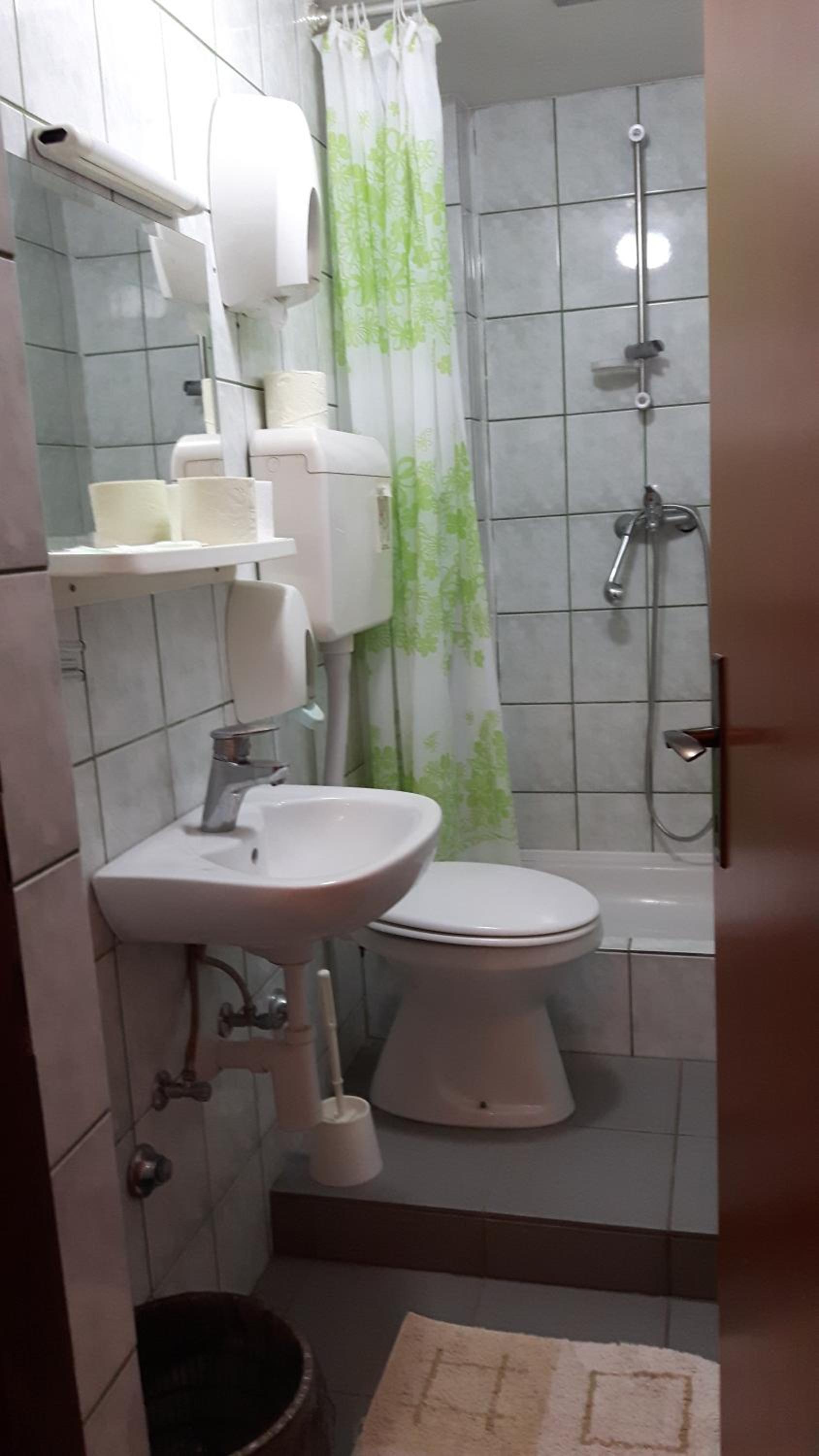Single Room with Bathroom photo 3