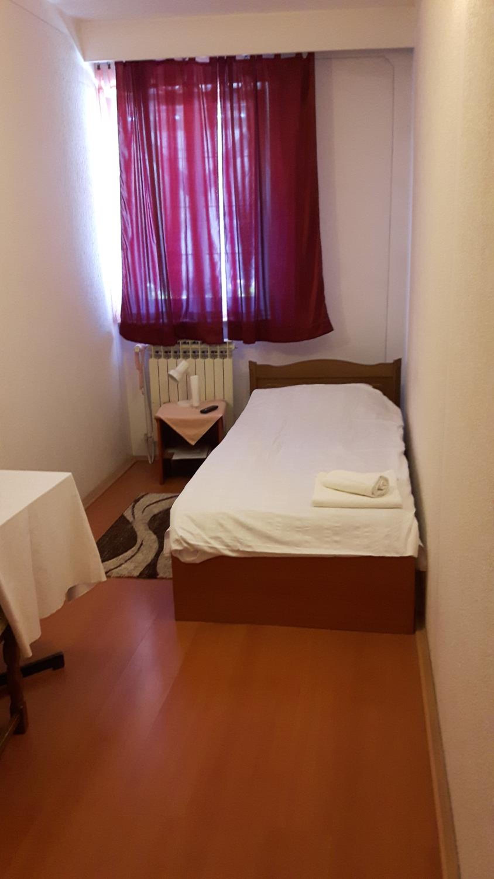 Single Room with Bathroom photo 2
