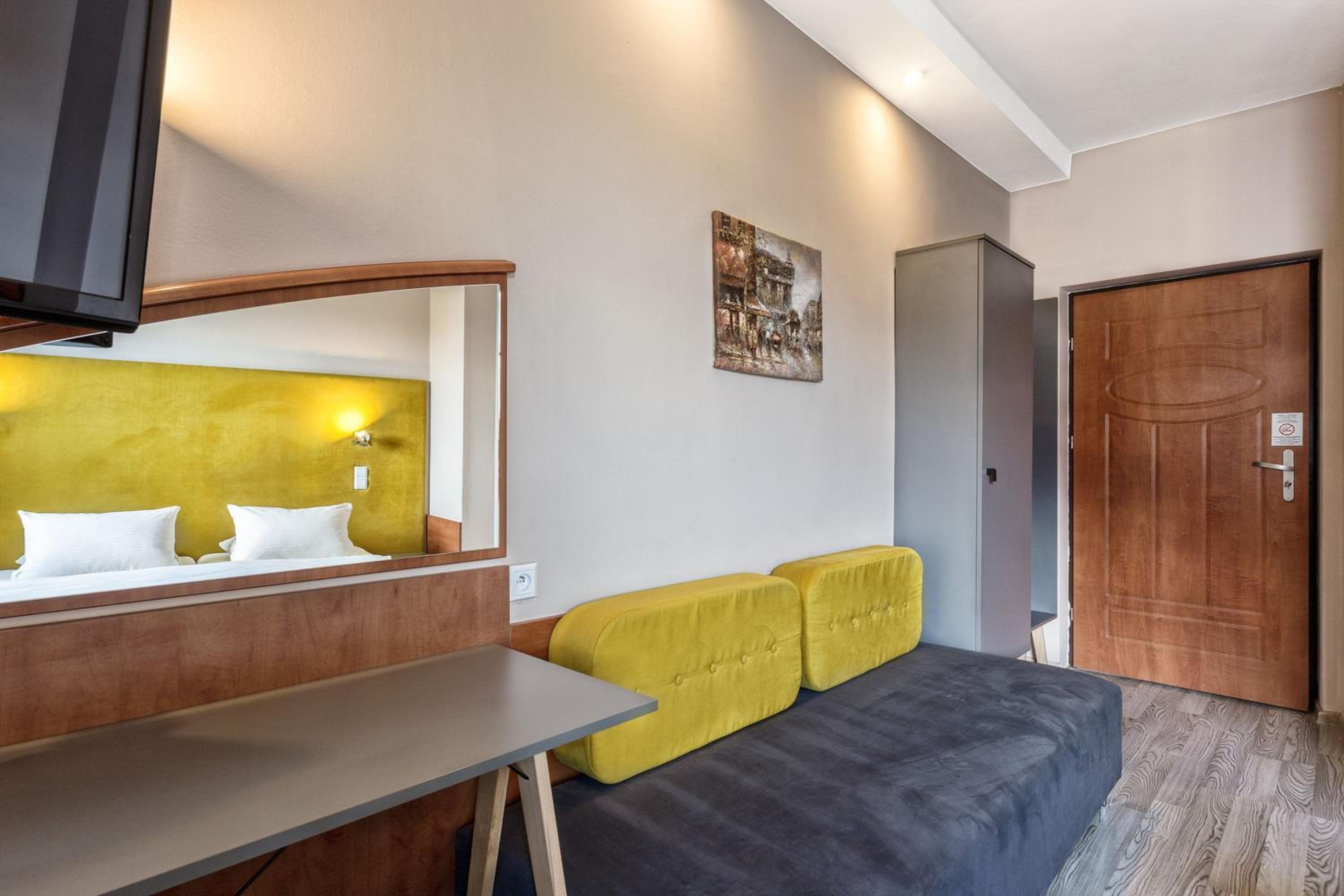 Standard Double or Twin Room - Photo 5