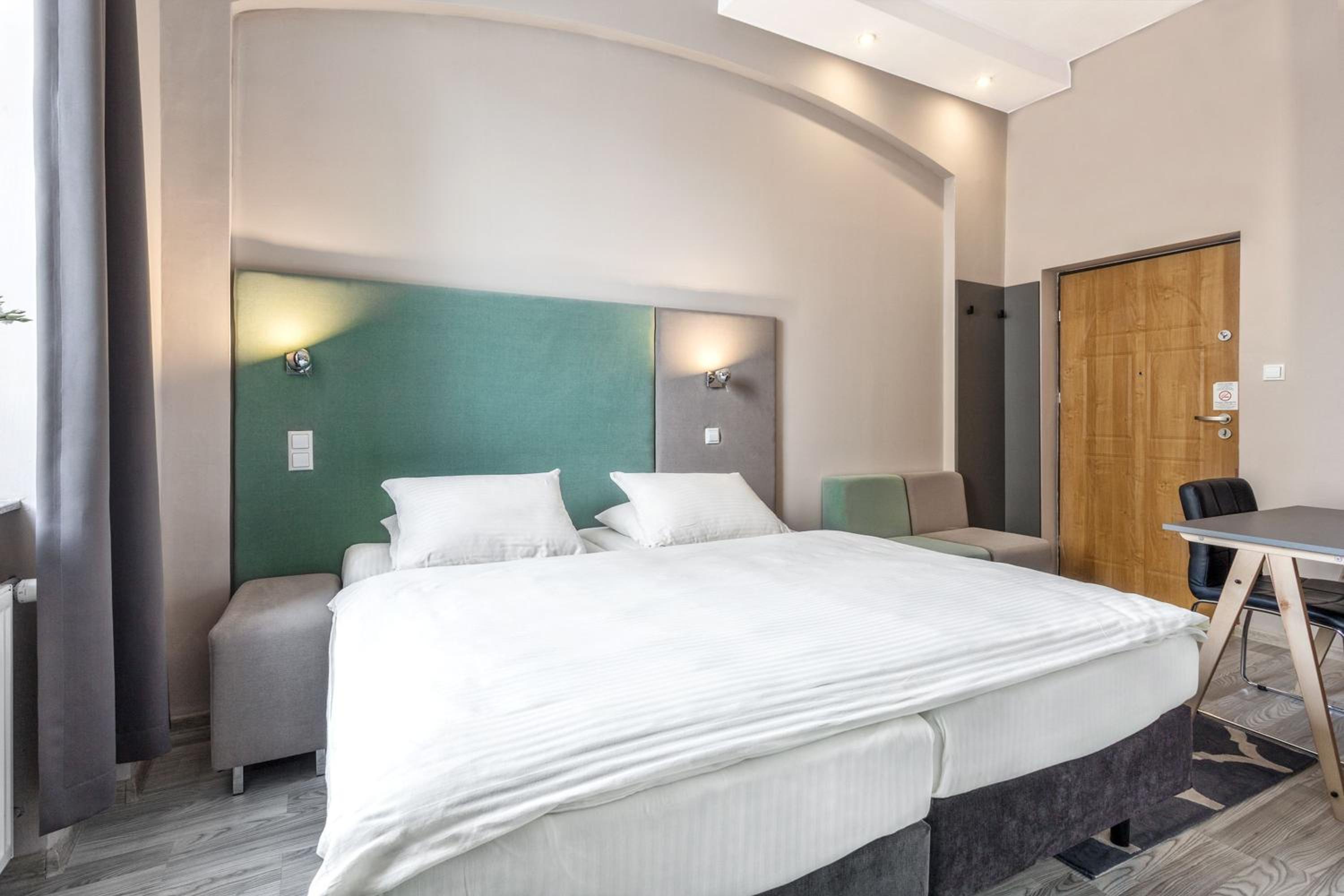 Standard Double or Twin Room - Photo 6