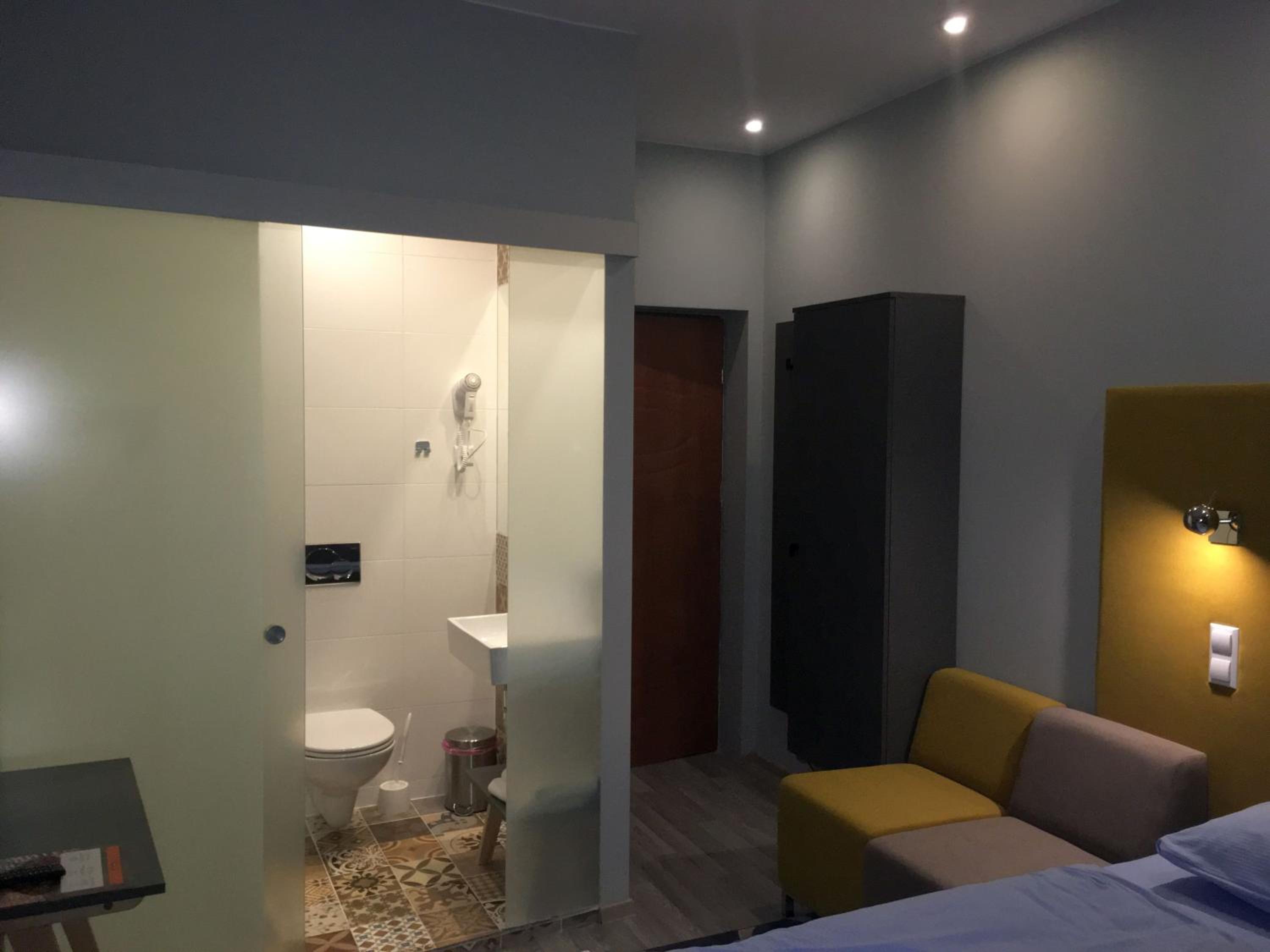 Standard Double or Twin Room - Photo 9