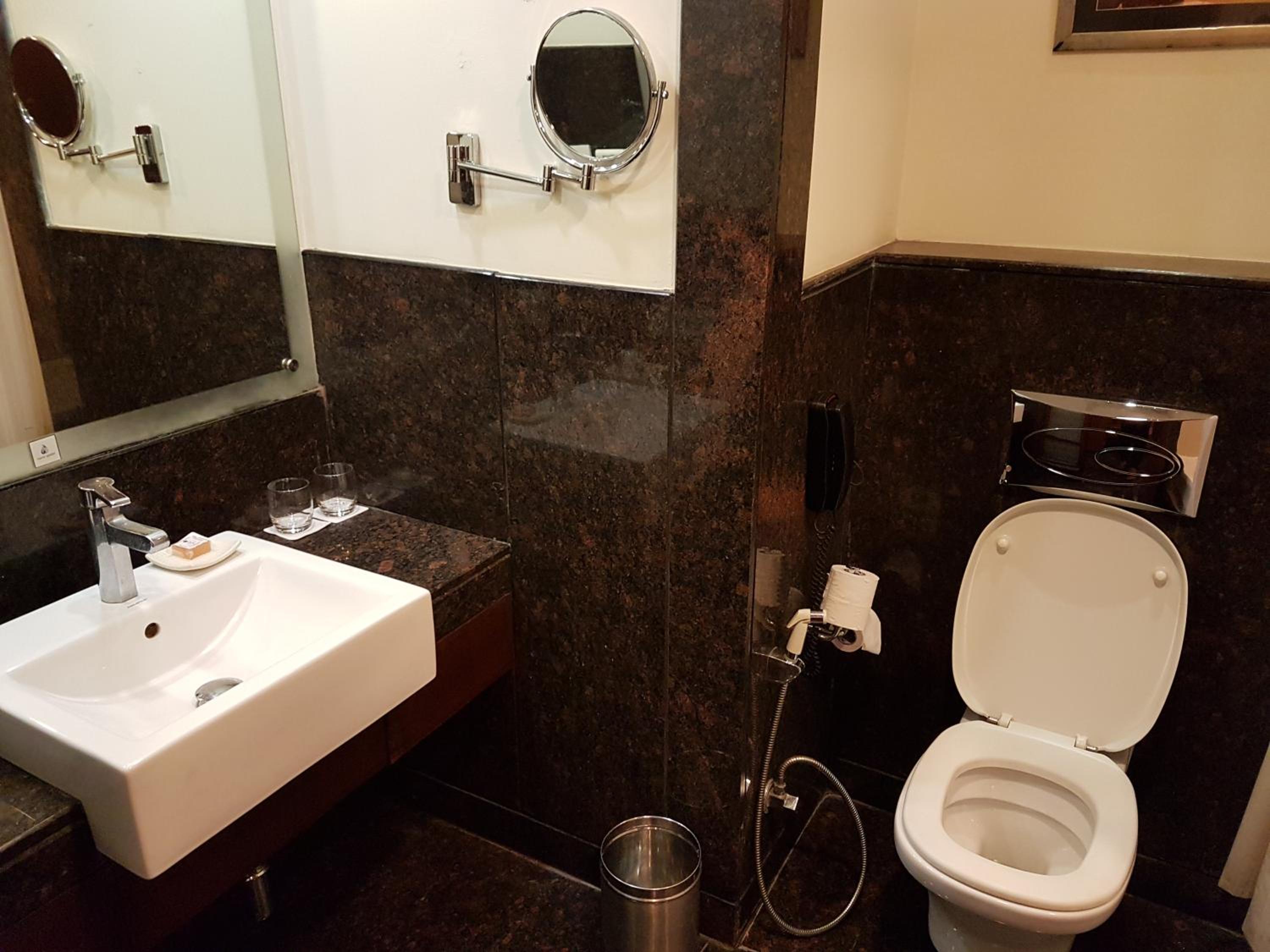 Standard Room with Happy Hours: 1+1 offer from 11 AM to 11 PM and INR 500 credit on Food per booking - Photo 2