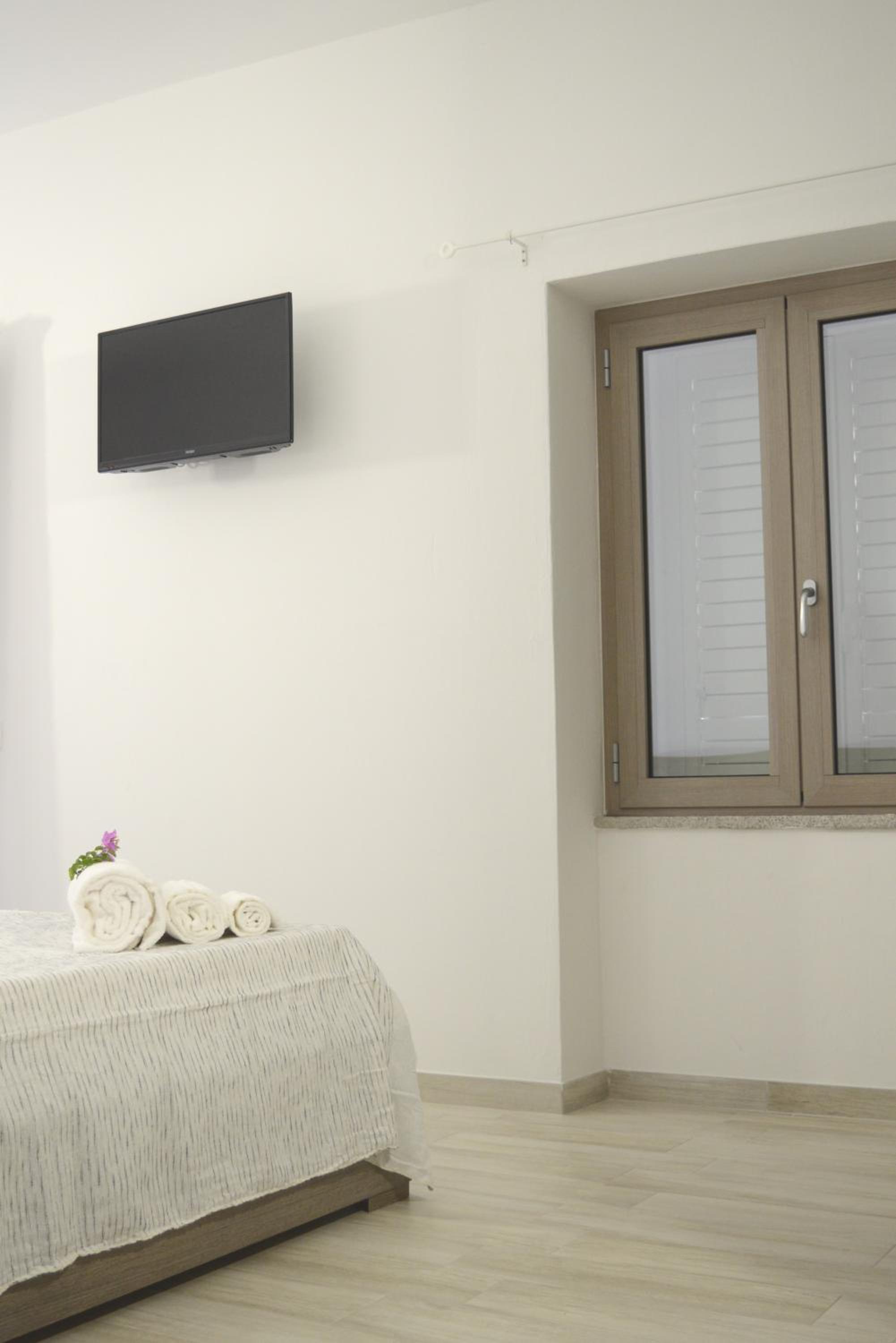Double Room with Balcony - Photo 12