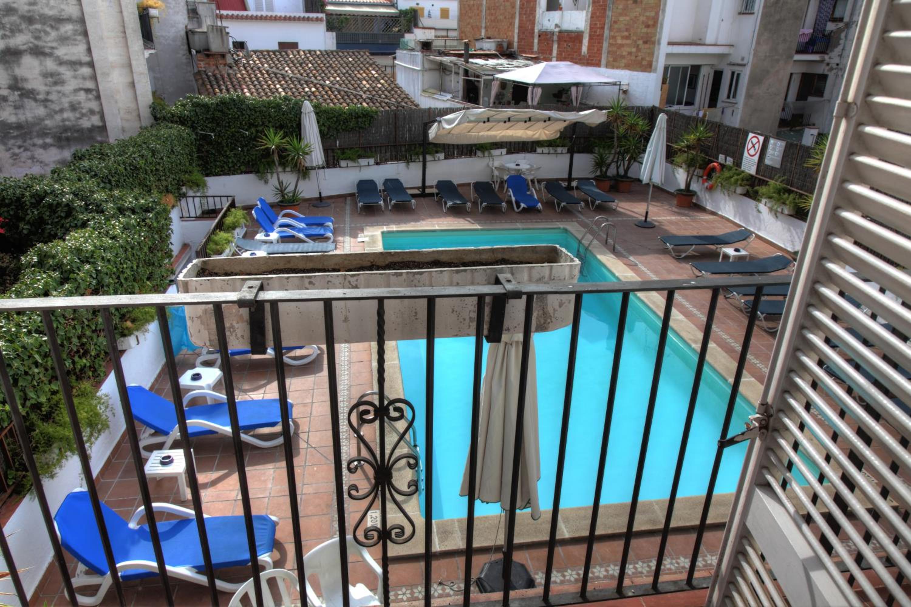 Double or Twin Room with Pool View photo 2
