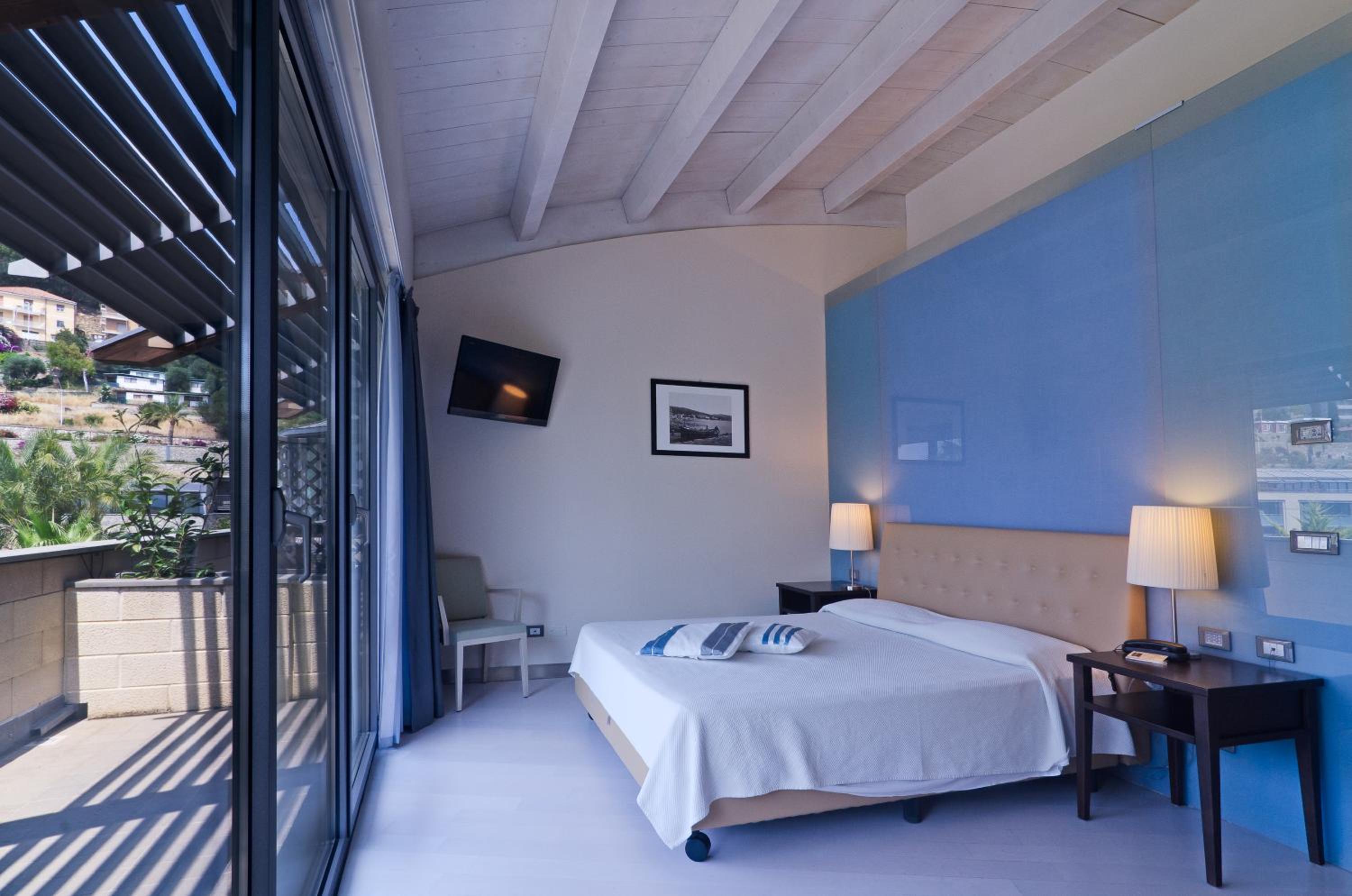 Deluxe Room - Photo 2