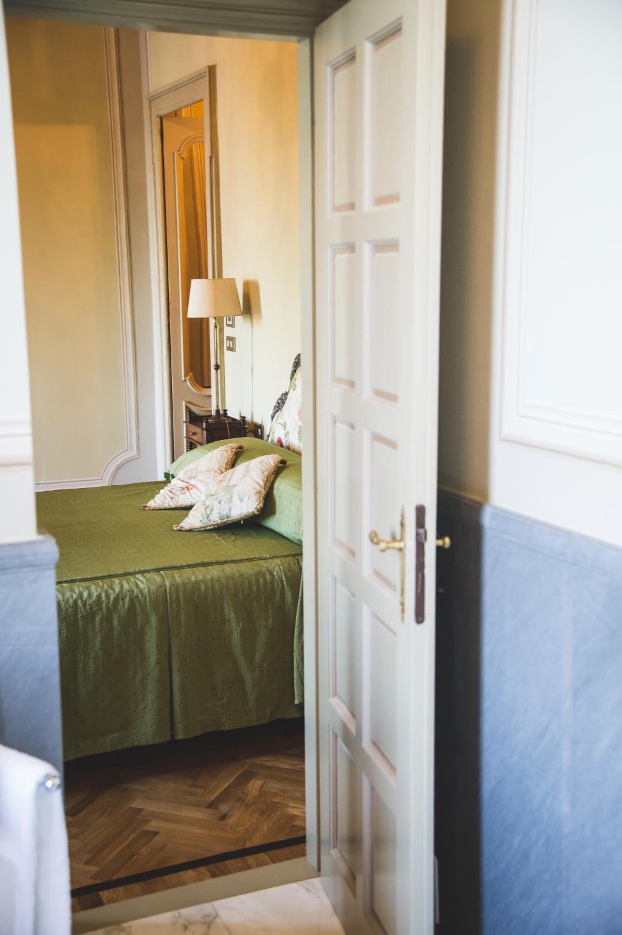 Deluxe Suite with Spa Bath photo 3