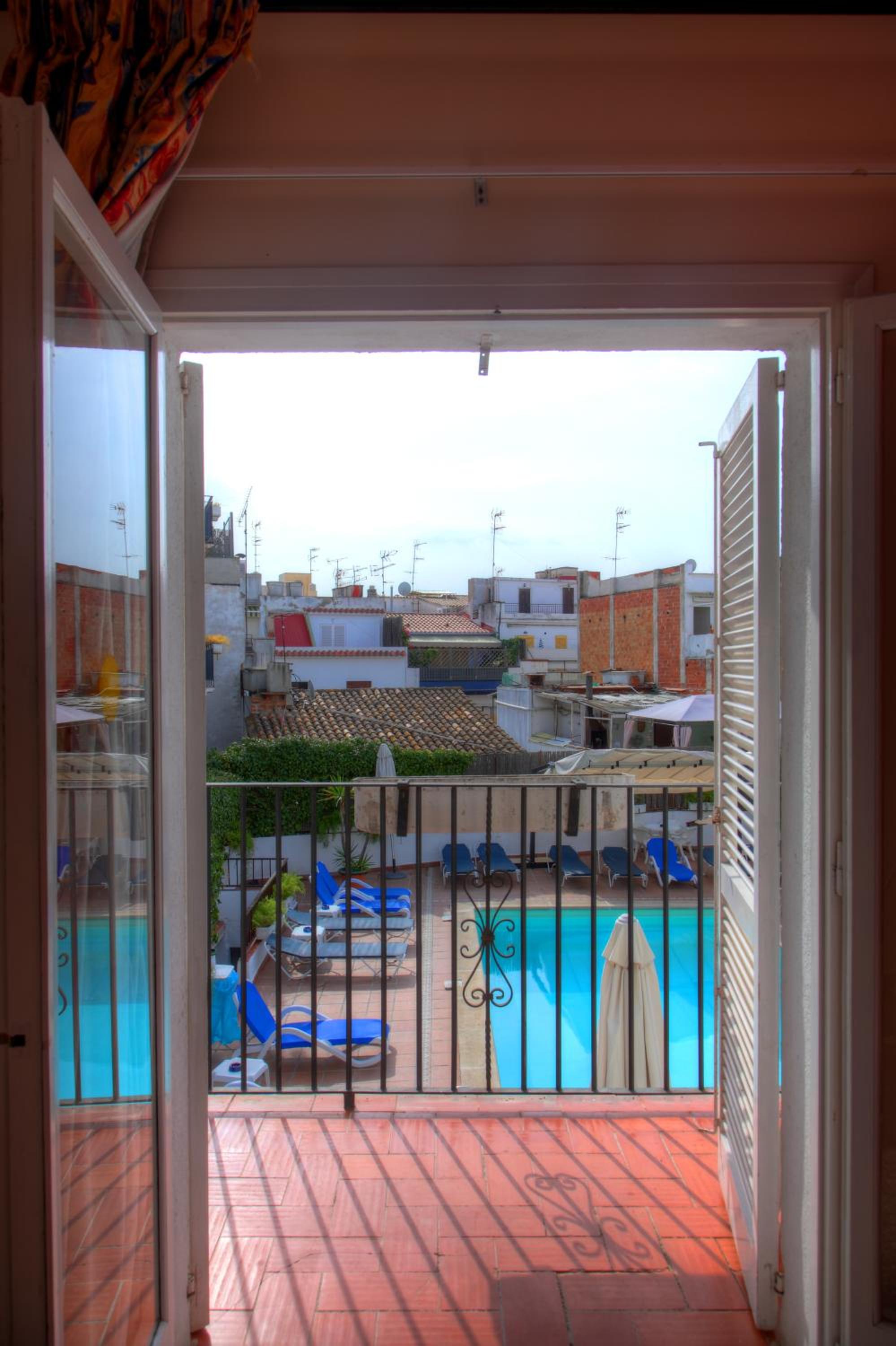 Double or Twin Room with Pool View photo 3