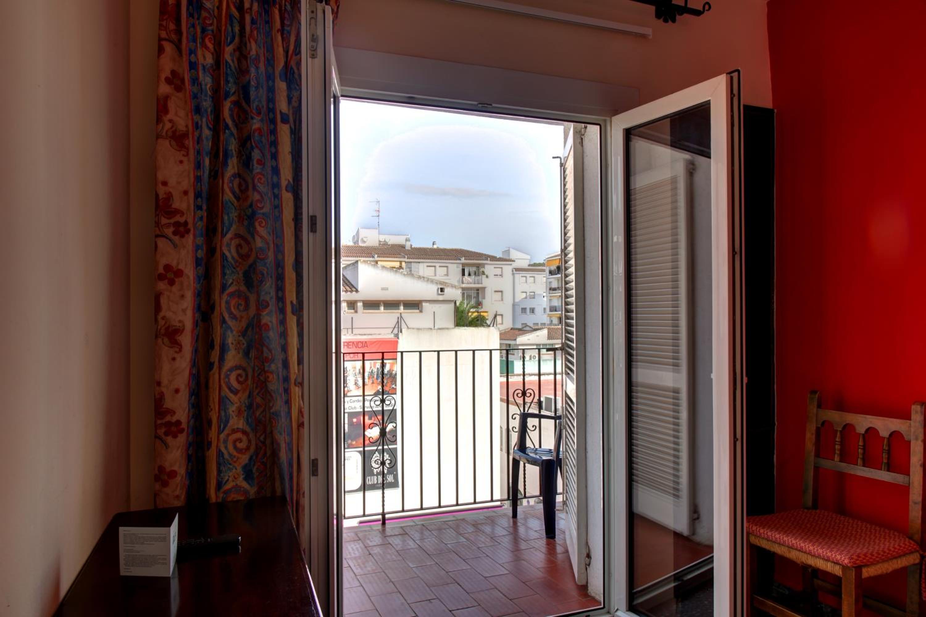 Double or Twin Room with Balcony - Photo 10