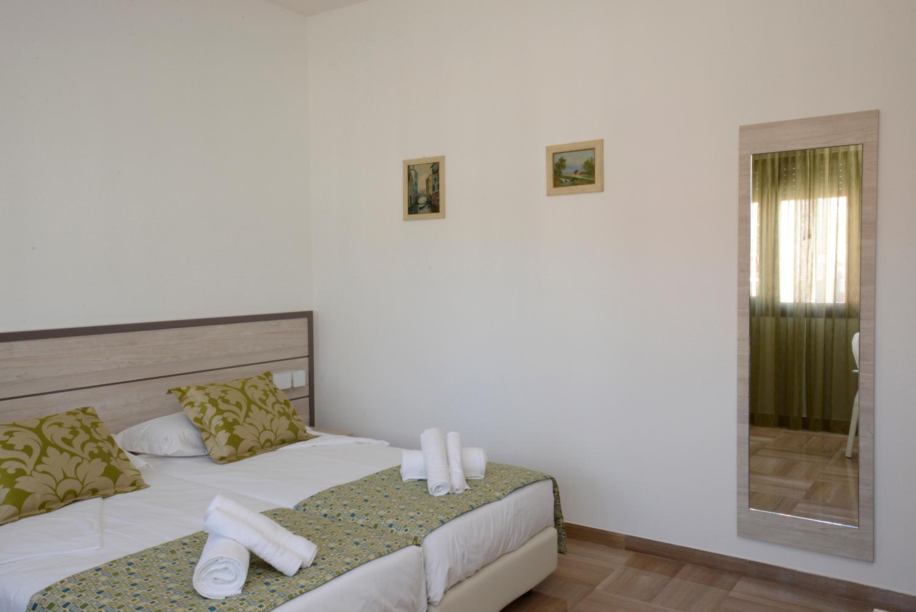Deluxe Double Room with Shower photo 3