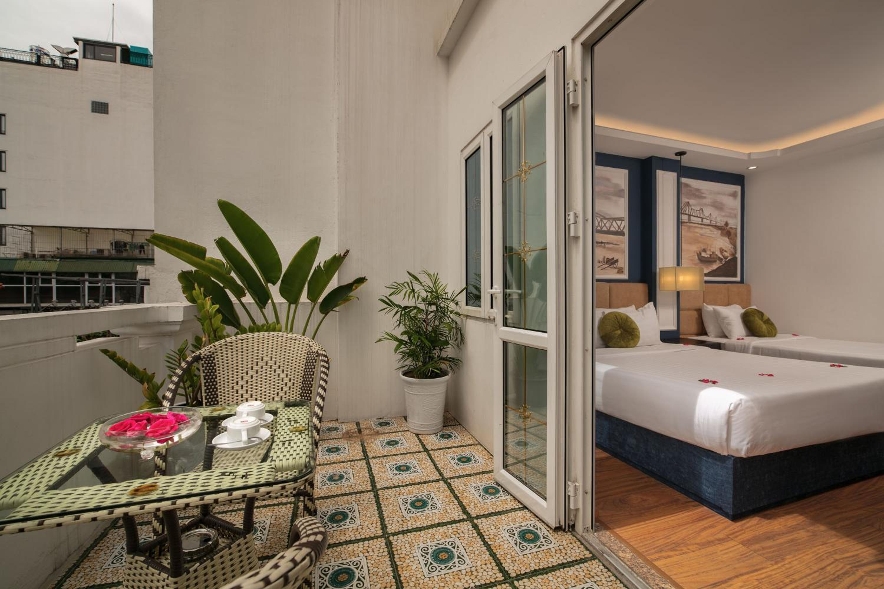 Family Room with Balcony photo 3