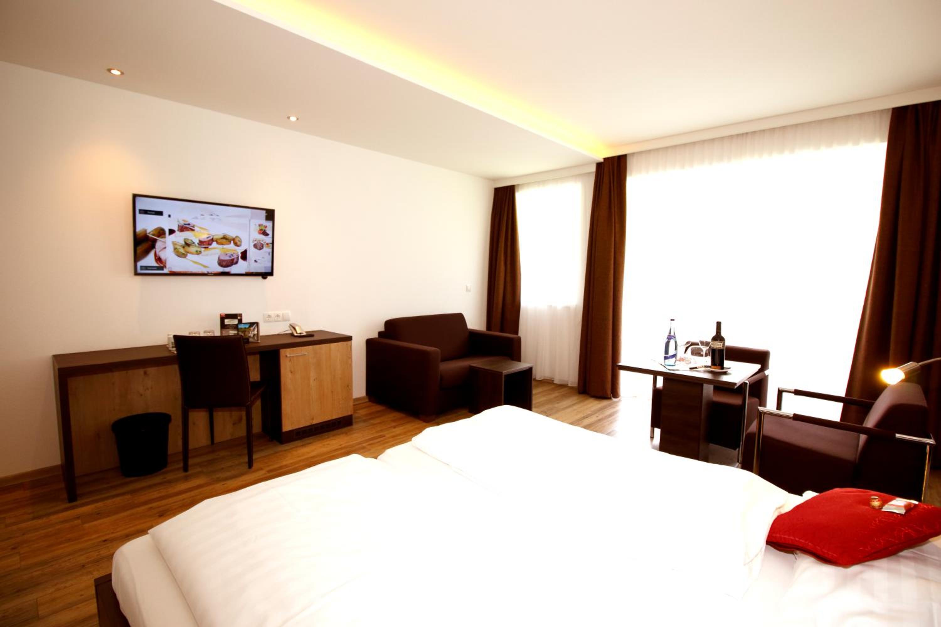 Business Junior Suite with Balcony photo 3