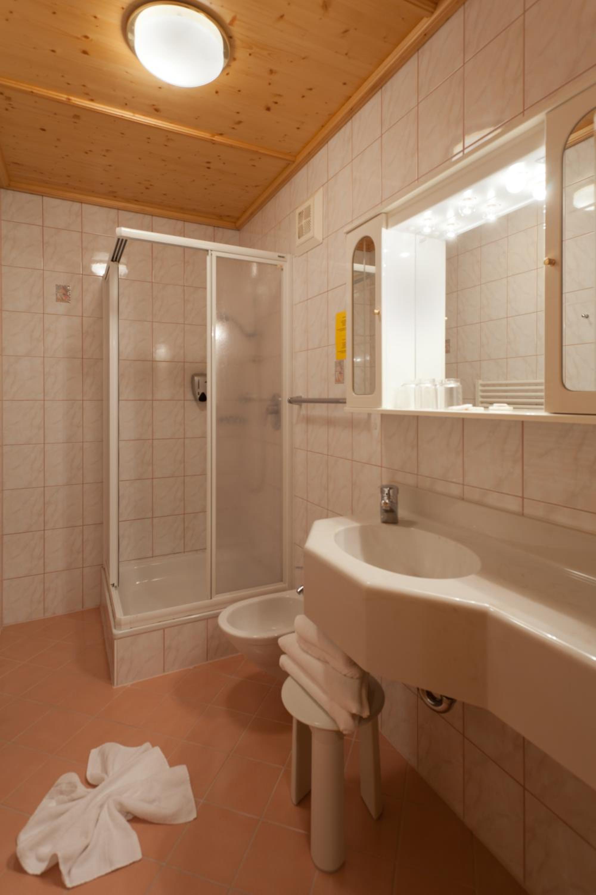 Standard Double Room - Photo 12
